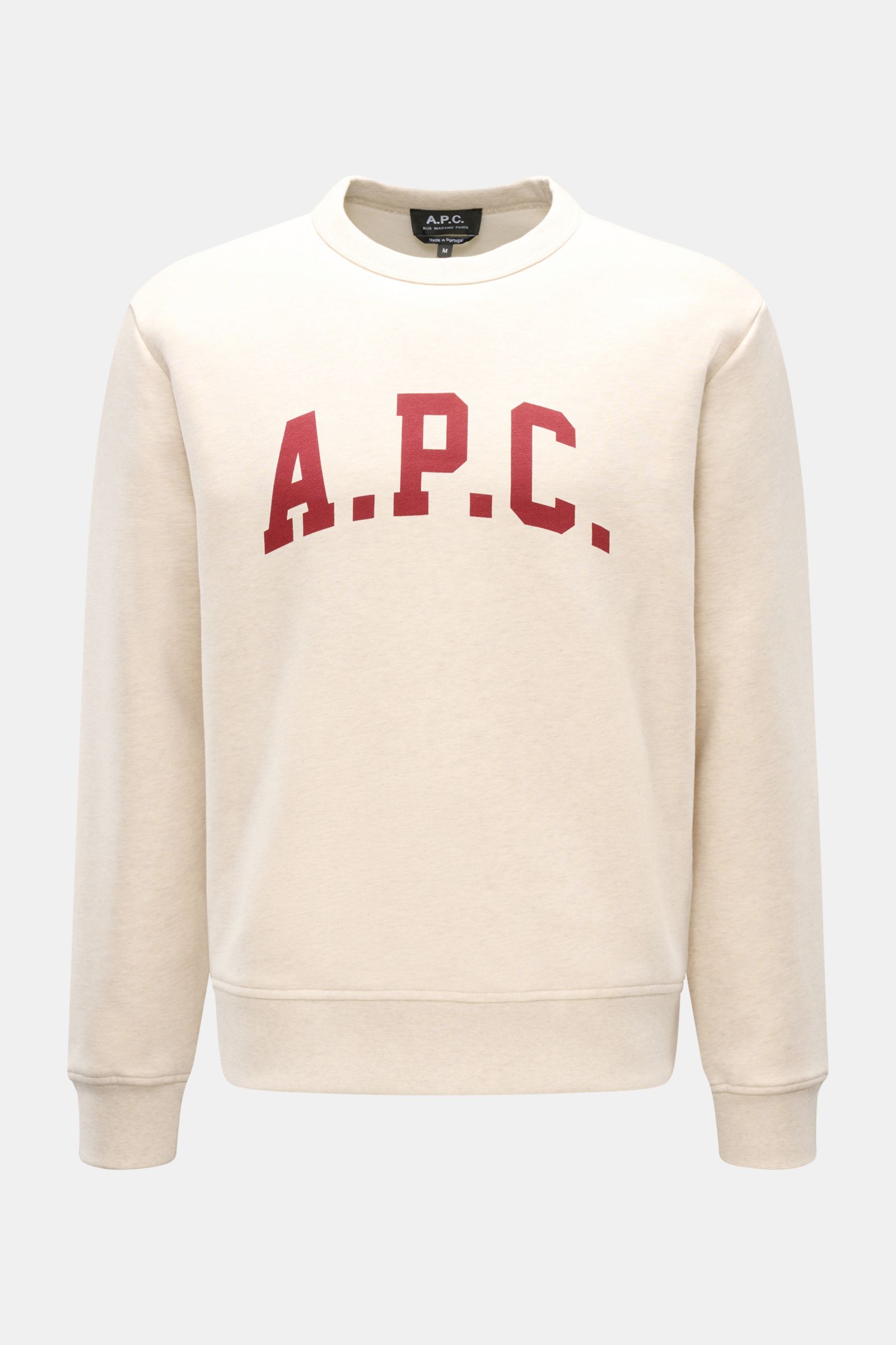 A front view of the A.P.C. Rundhals-Sweatshirt 'Harris' sand meliert, a sand-colored sweatshirt with a red college-style A.P.C. logo print on the chest. Streetwear mit französischem Flair: Das klassische Sweatshirt 'Harris' von A.P.C. aus leicht elastisch