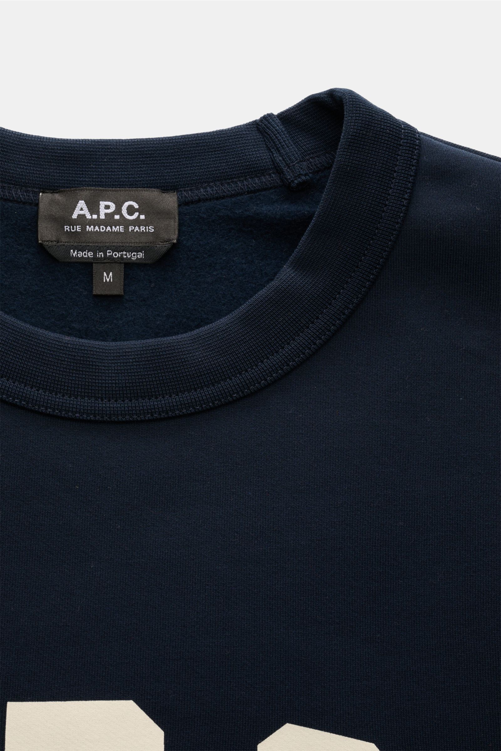 A.P.C. Rundhals-Sweatshirt 'Harris' navy, Nahaufnahme von Kragen und Logo-Print, Baumwolle, weiche Innenseite, Regular Fit, Rippbündchen.