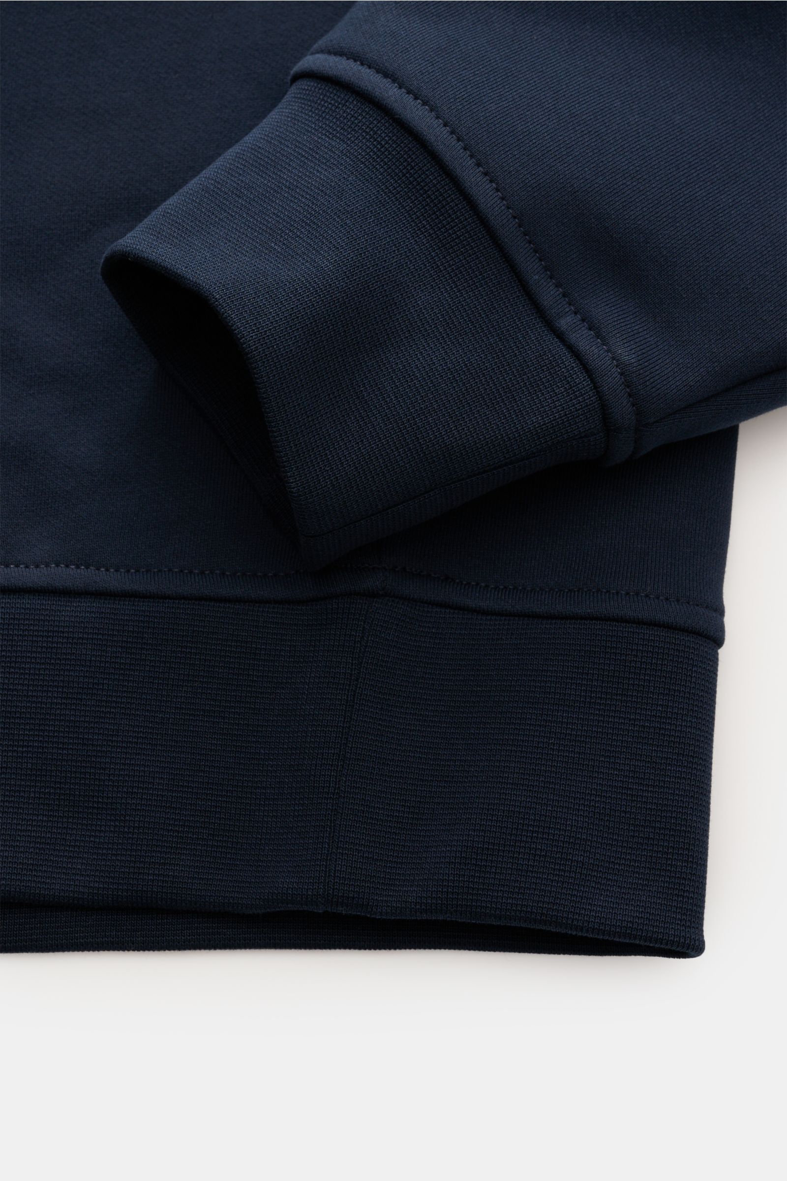 A.P.C. Rundhals-Sweatshirt 'Harris' navy, Detailaufnahme von Ärmel und Saum, elastischer Baumwoll-Sweat mit Rippbündchen.