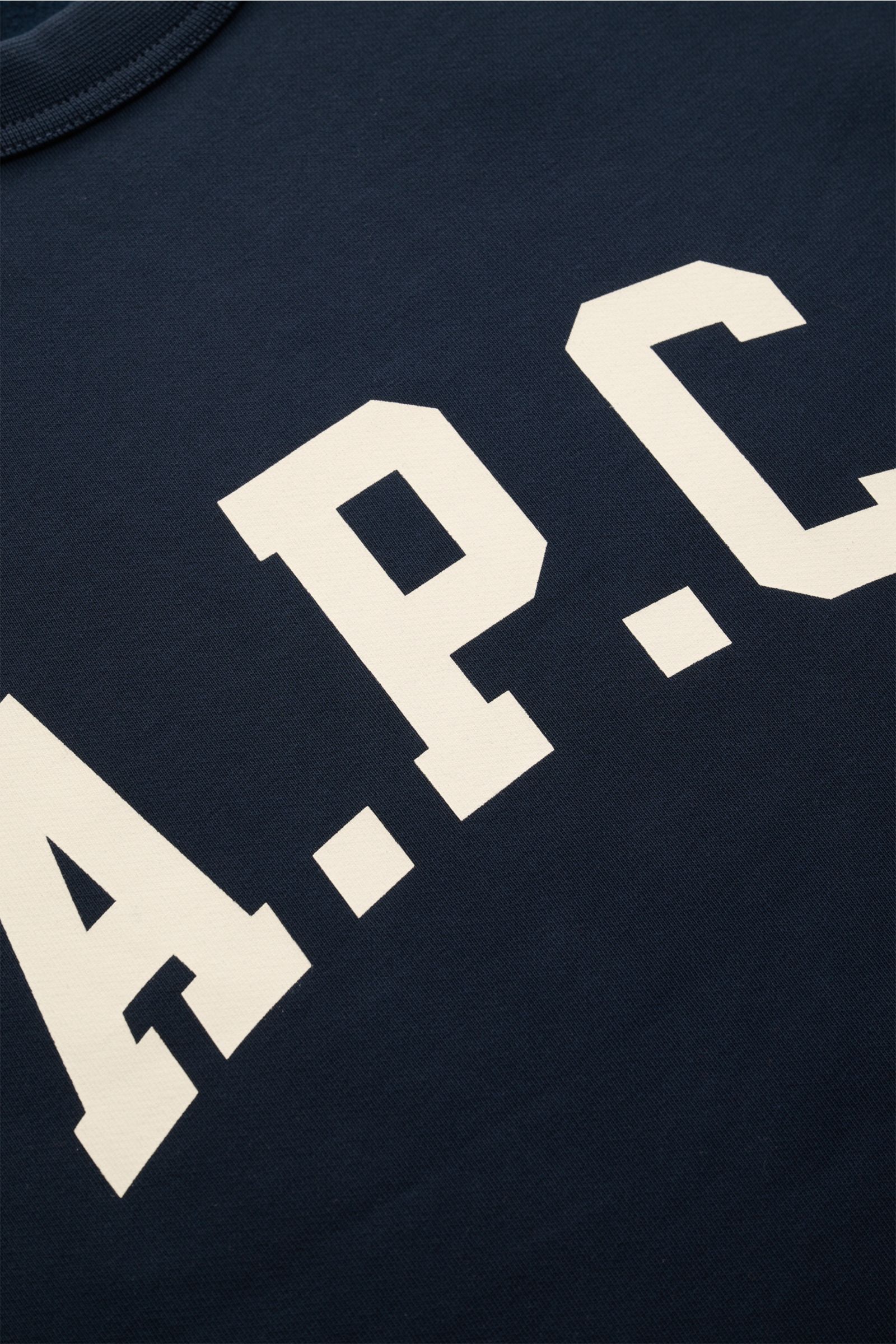 Nahaufnahme des A.P.C. Rundhals-Sweatshirt 'Harris' navy mit farblich abgesetztem College-Logo-Print aus leicht elastischer Baumwolle.