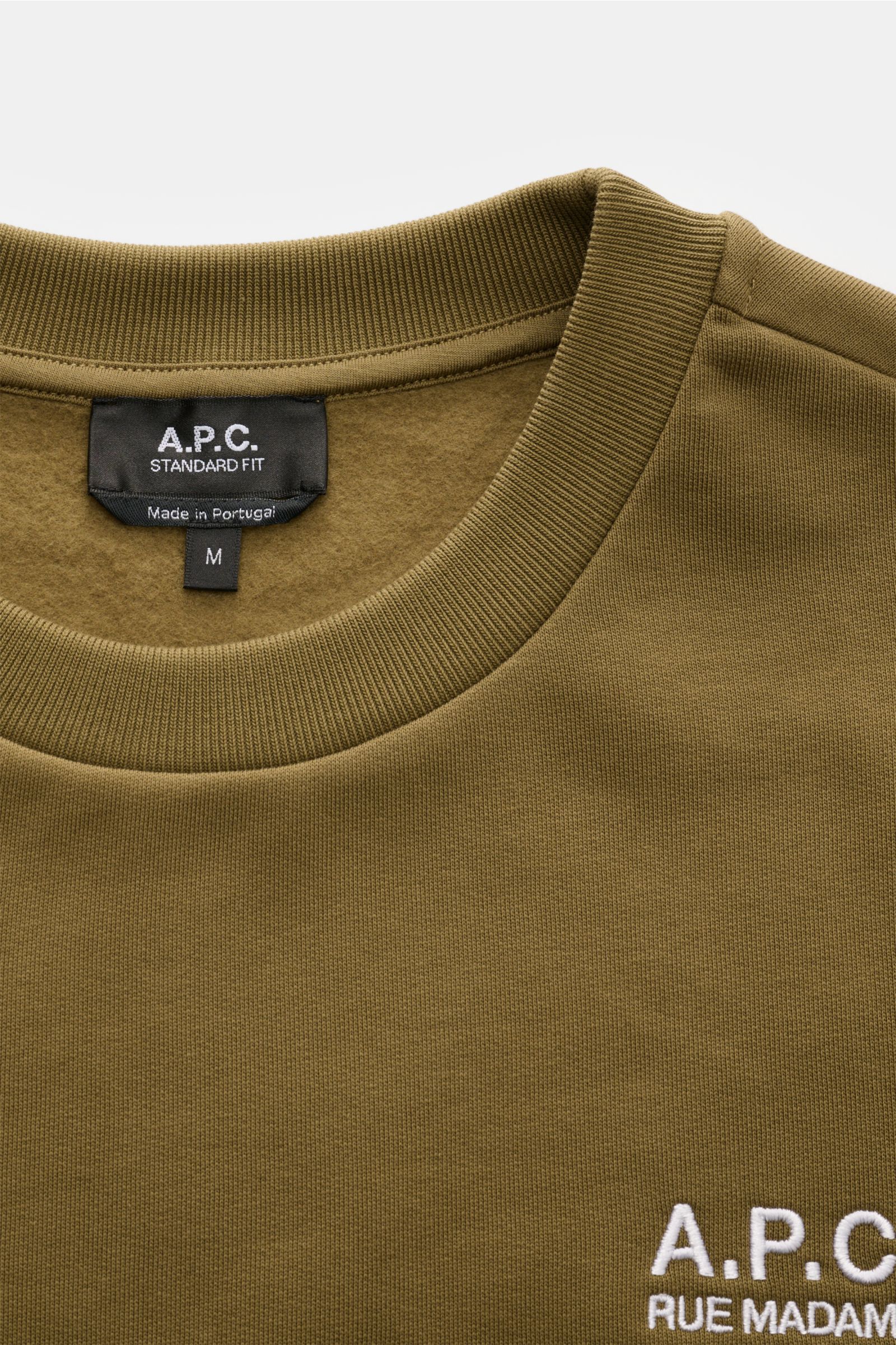 A.P.C. Rundhals-Sweatshirt 'Standard Rue Madame' oliv, Nahaufnahme von Rundhalsausschnitt und farblich abgesetztem Logo-Stitching, Baumwoll-Sweat, Slim Fit, weicher Griff, komfortable Rippbündchen.