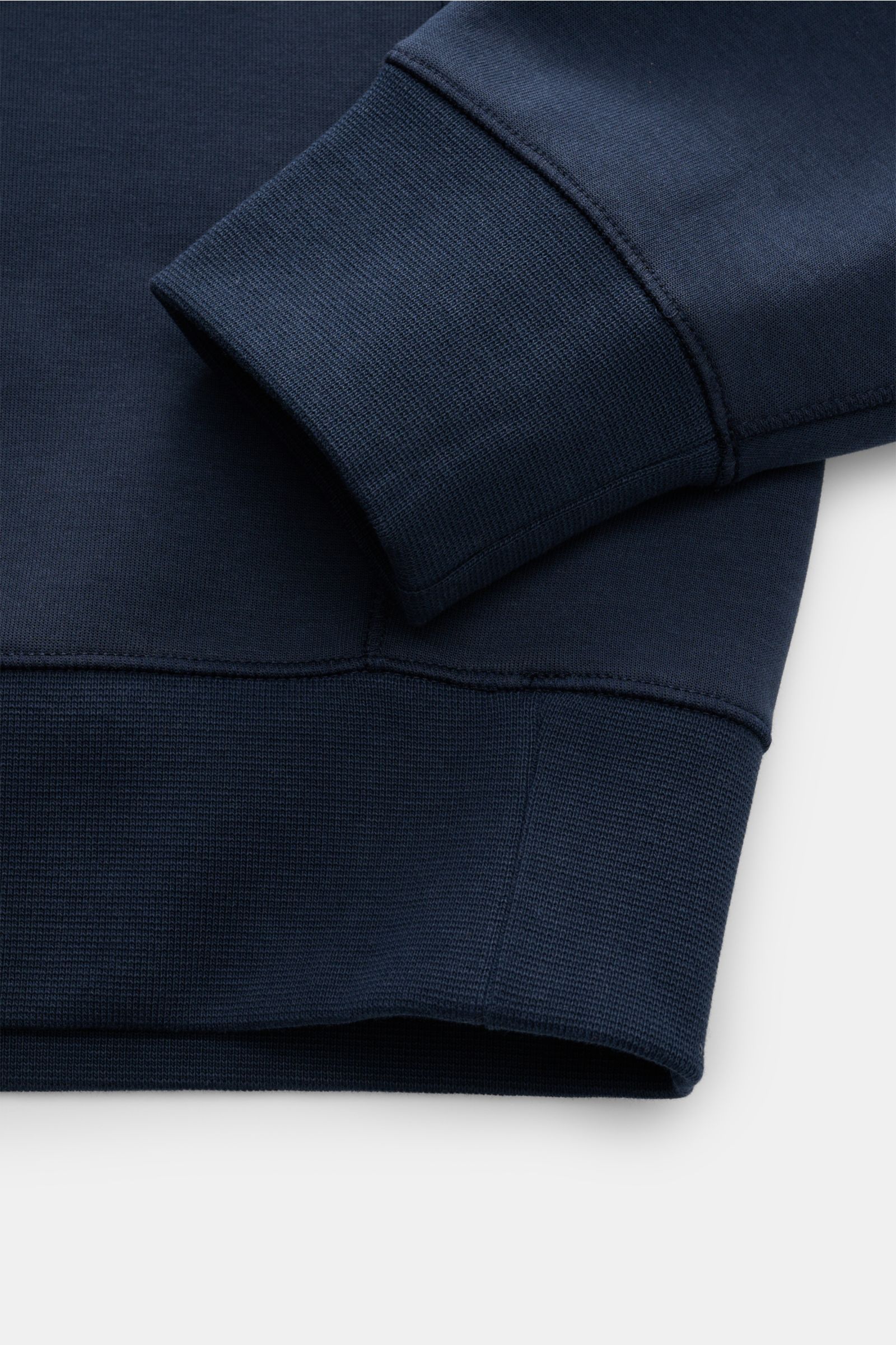 Nahaufnahme des Polo Ralph Lauren Sweat-Troyer navy, seitliche Perspektive auf Rippbündchen und weichen Jersey aus Baumwolle und Microfaser.