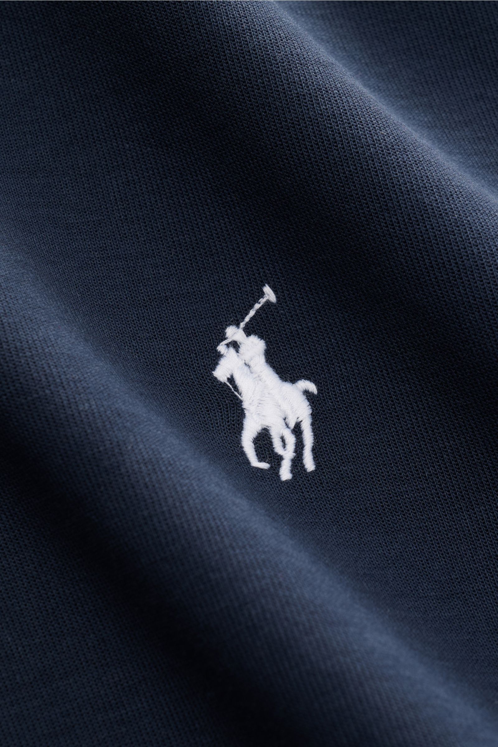 Nahaufnahme des weißen Polo-Reiter-Stitchings auf dem navy Polo Ralph Lauren Sweat-Troyer aus weichem Microfaser-Baumwoll-Jersey.