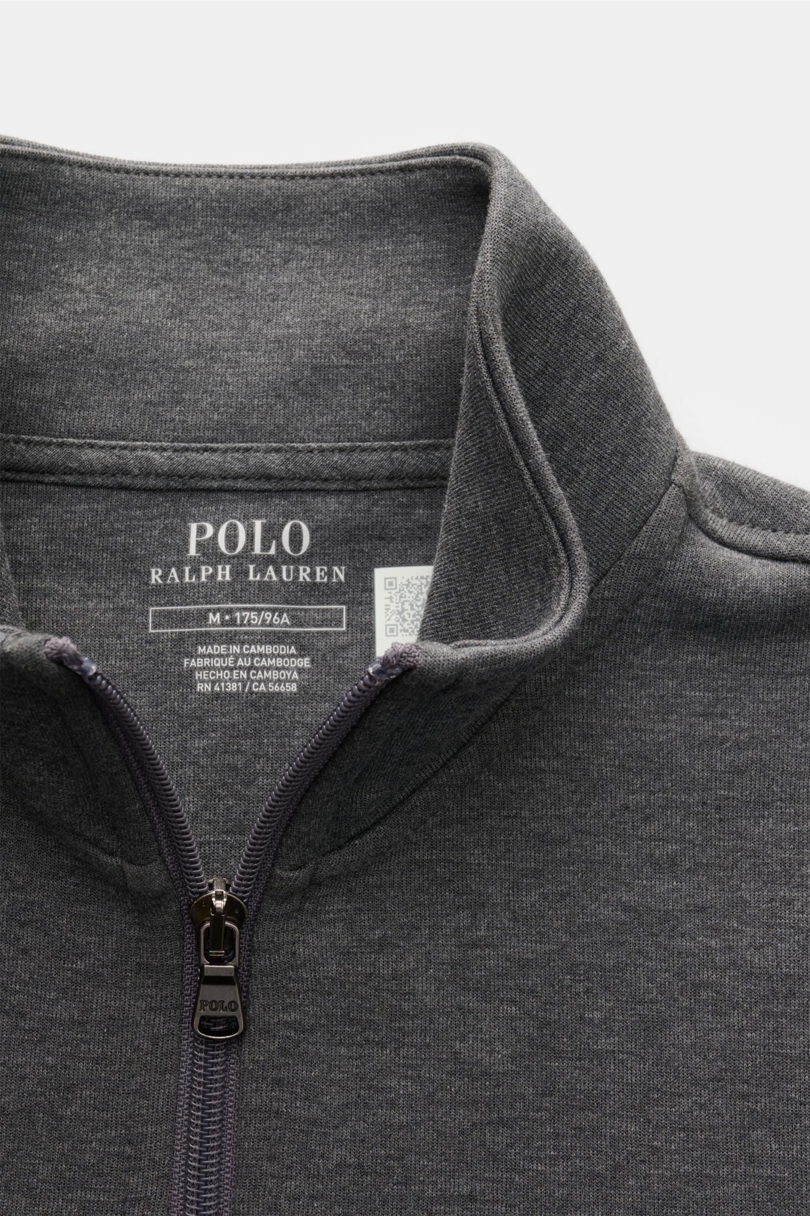 Nahaufnahme des Polo Ralph Lauren Sweat-Troyer dunkelgrau meliert von oben mit Troyer-Kragen, Reißverschluss und weichem Jersey aus Baumwolle und Microfaser.