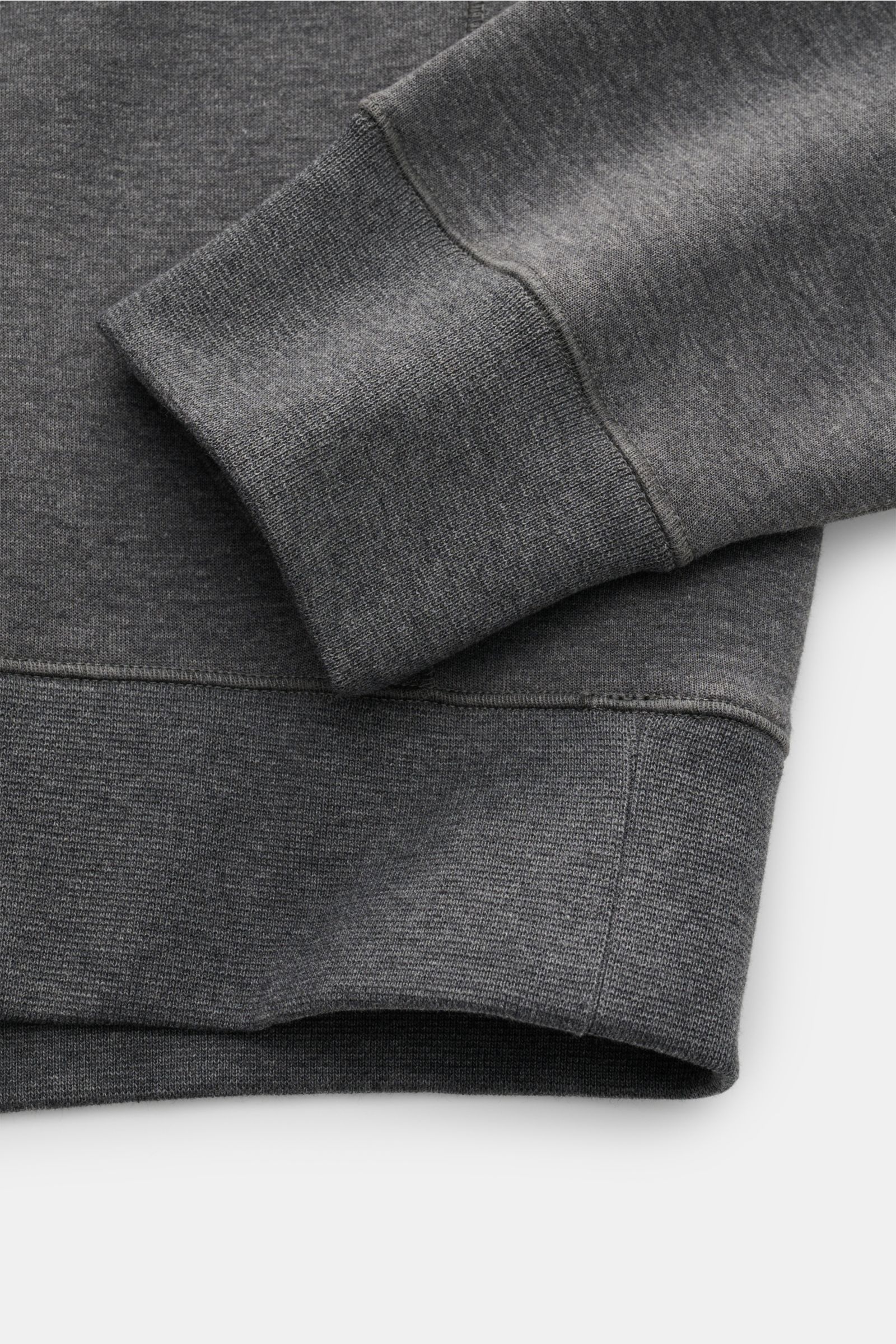 Nahaufnahme des dunkelgrau melierten Polo Ralph Lauren Sweat-Troyers von schräg oben, weicher Jersey aus Baumwolle und Microfaser, Troyer-Kragen mit Reißverschluss, Polo-Reiter-Stitching, Rippbündchen, Regular Fit.