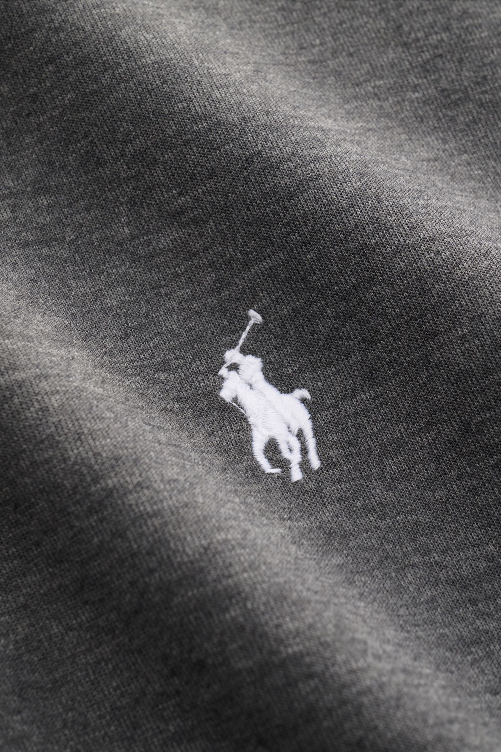 Nahaufnahme des Polo Ralph Lauren Sweat-Troyer dunkelgrau meliert mit weichem Jersey, Reiter-Stitching und feiner Textur aus schräger Perspektive.