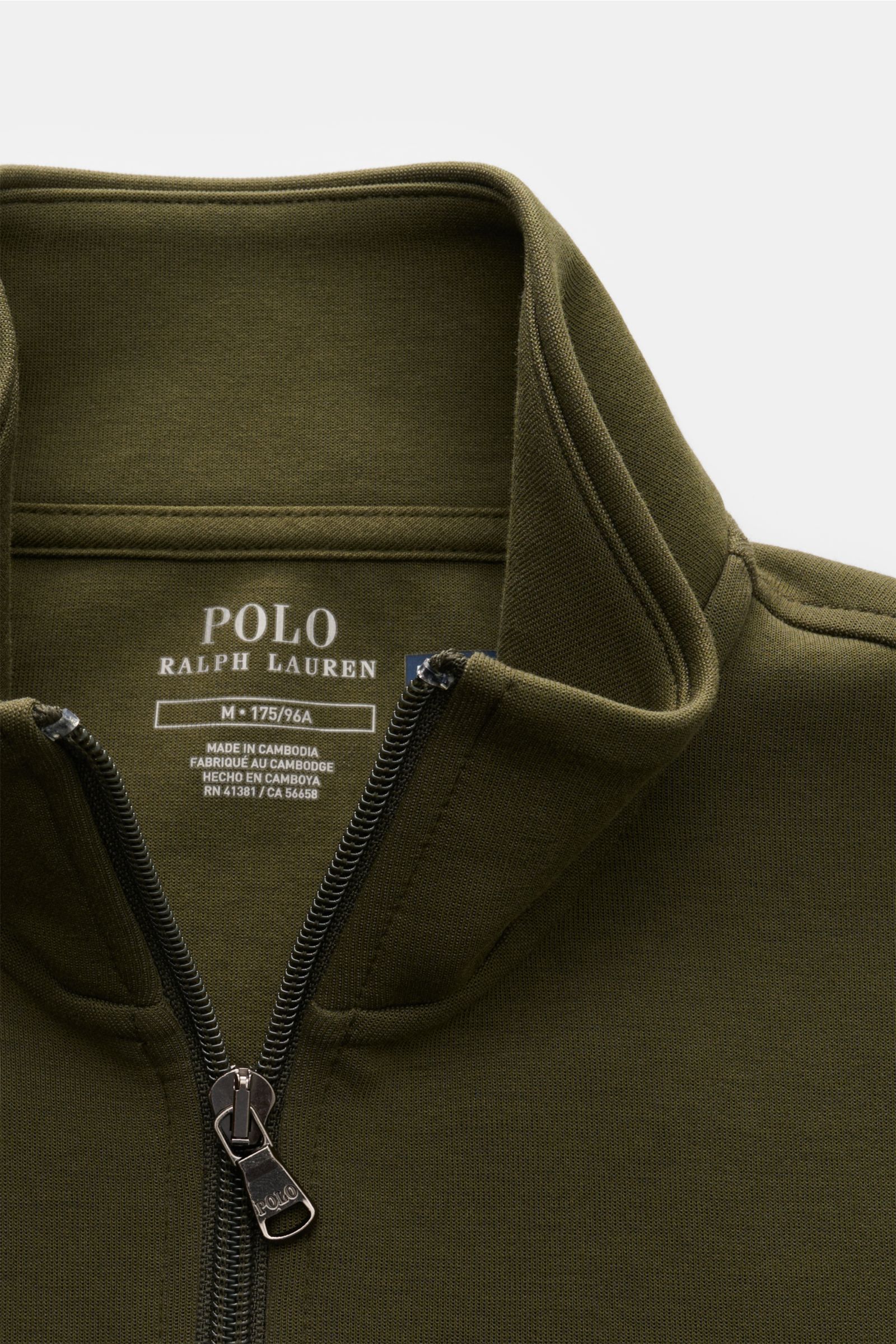Close-up front view of Polo Ralph Lauren Sweat-Troyer dark olive with a zip-up Troyer collar, made from soft microfiber and cotton blend.

Für vollen Komfort sorgt angenehm weicher Jersey aus Baumwolle und hochwertiger Microfaser, der den sportlichen T