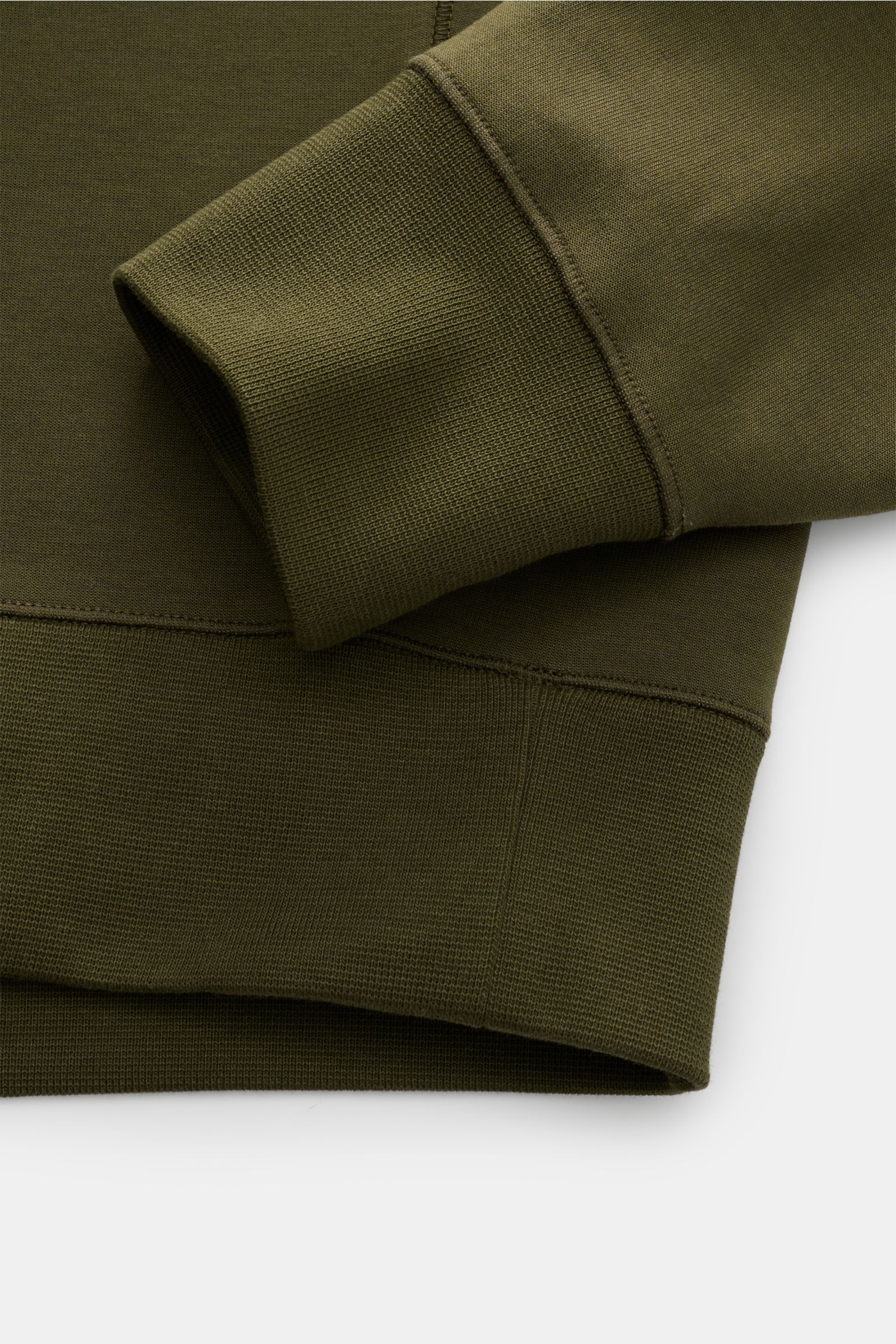 Close-up view of Polo Ralph Lauren Sweat-Troyer dark olive sleeve and cuff showing soft jersey fabric and ribbed details for comfort.

Für vollen Komfort sorgt angenehm weicher Jersey aus Baumwolle und hochwertiger Microfaser, der den sportlichen Troye