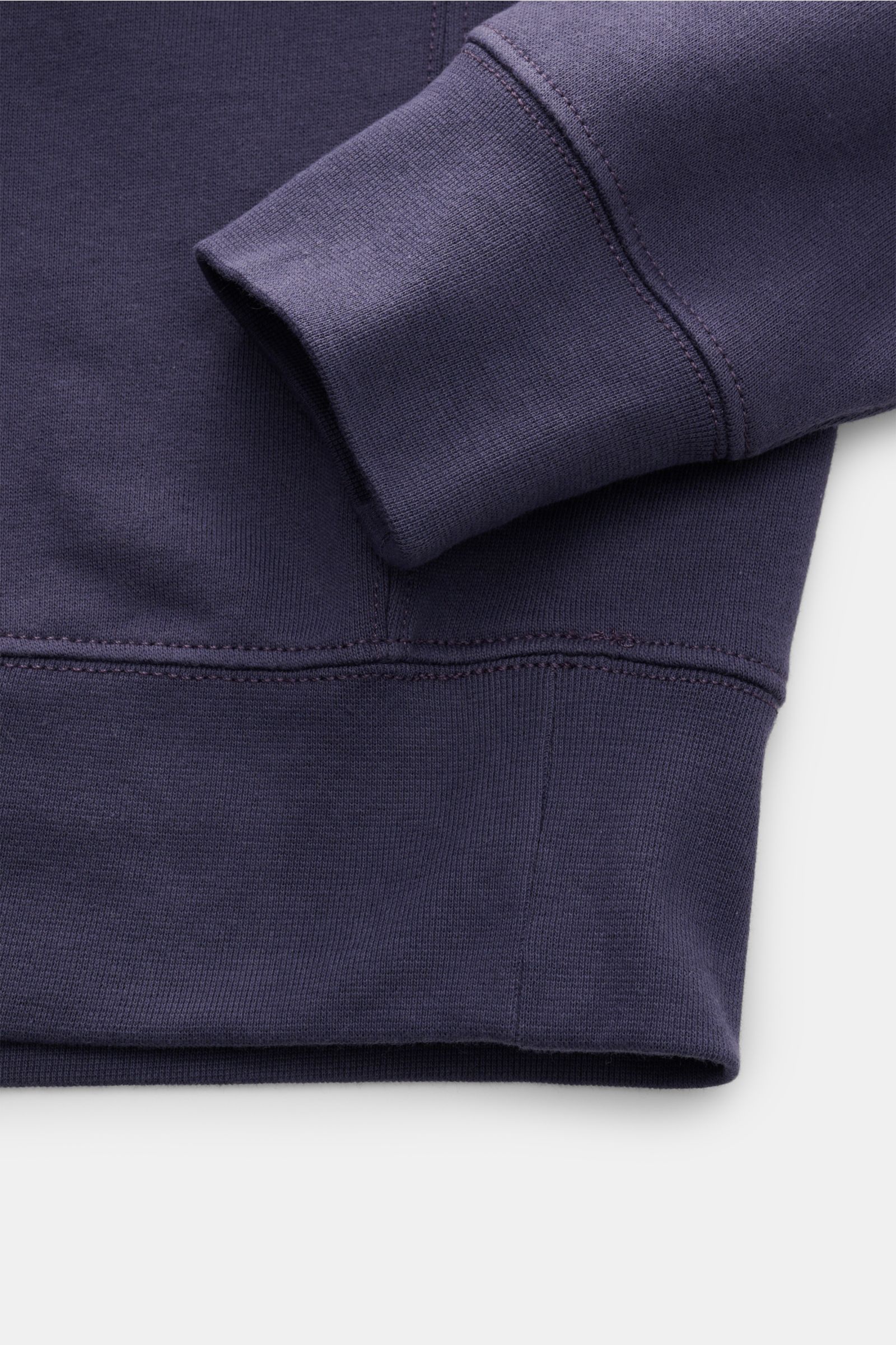 Nahaufnahme des navyfarbenen Polo Ralph Lauren Sweatshirts, Detailansicht von Ärmel und Saum mit weichem Baumwoll-Mix, komfortablen Rippbündchen und feiner Naht, Regular Fit, Rundhalsausschnitt mit Sweater-Stitching, Polo-Bear-Print auf der Vorderseite, w