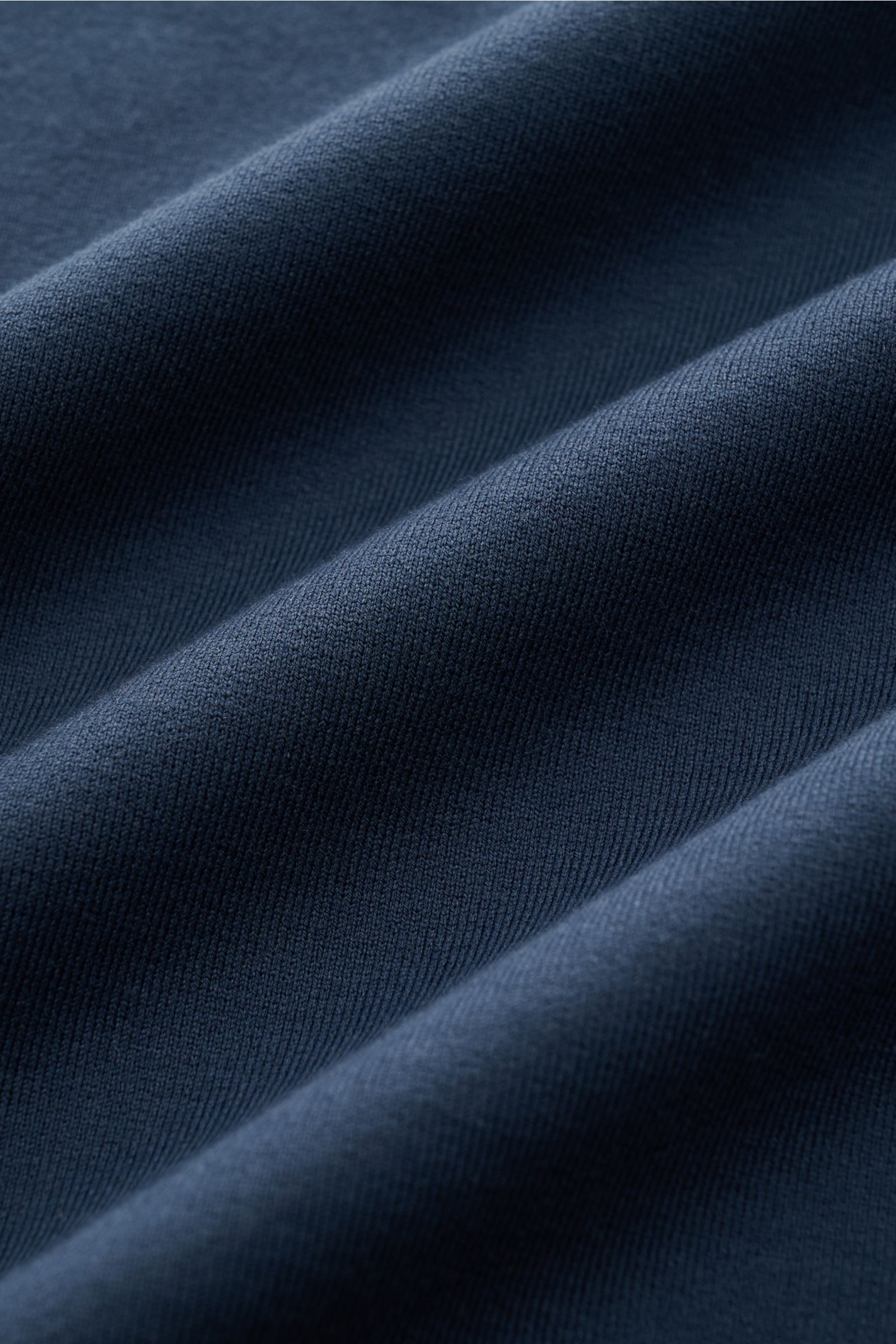 Nahaufnahme des navyfarbenen Stoffes vom Stefan Brandt Rundhals-Longsleeve 'Eder' navy, Jersey aus Pima-Baumwolle, mit komfortablem Stretch-Anteil, weichem Griff, Slim Fit, Rundhalsausschnitt und breitem Saumbündchen.