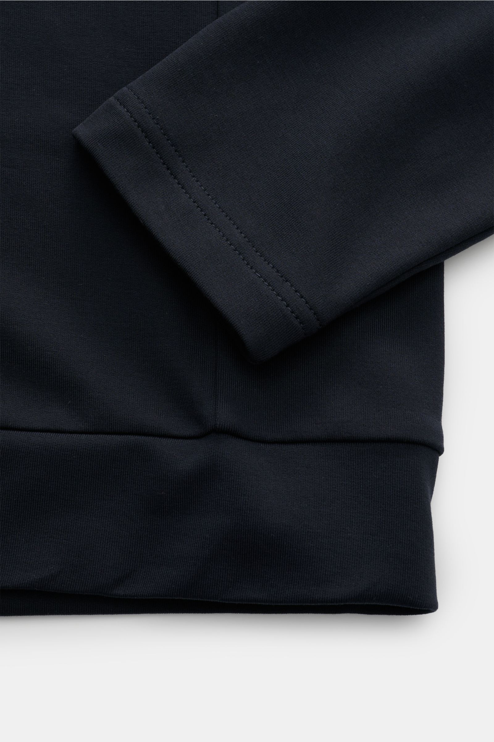 Nahaufnahme des Ärmel- und Saumbereichs des Stefan Brandt Rundhals-Longsleeve 'Eder' dark navy, Jersey aus Pima-Baumwolle, komfortabler Stretch-Anteil, weicher Griff, Slim Fit, Rundhalsausschnitt, breites Saumbündchen.