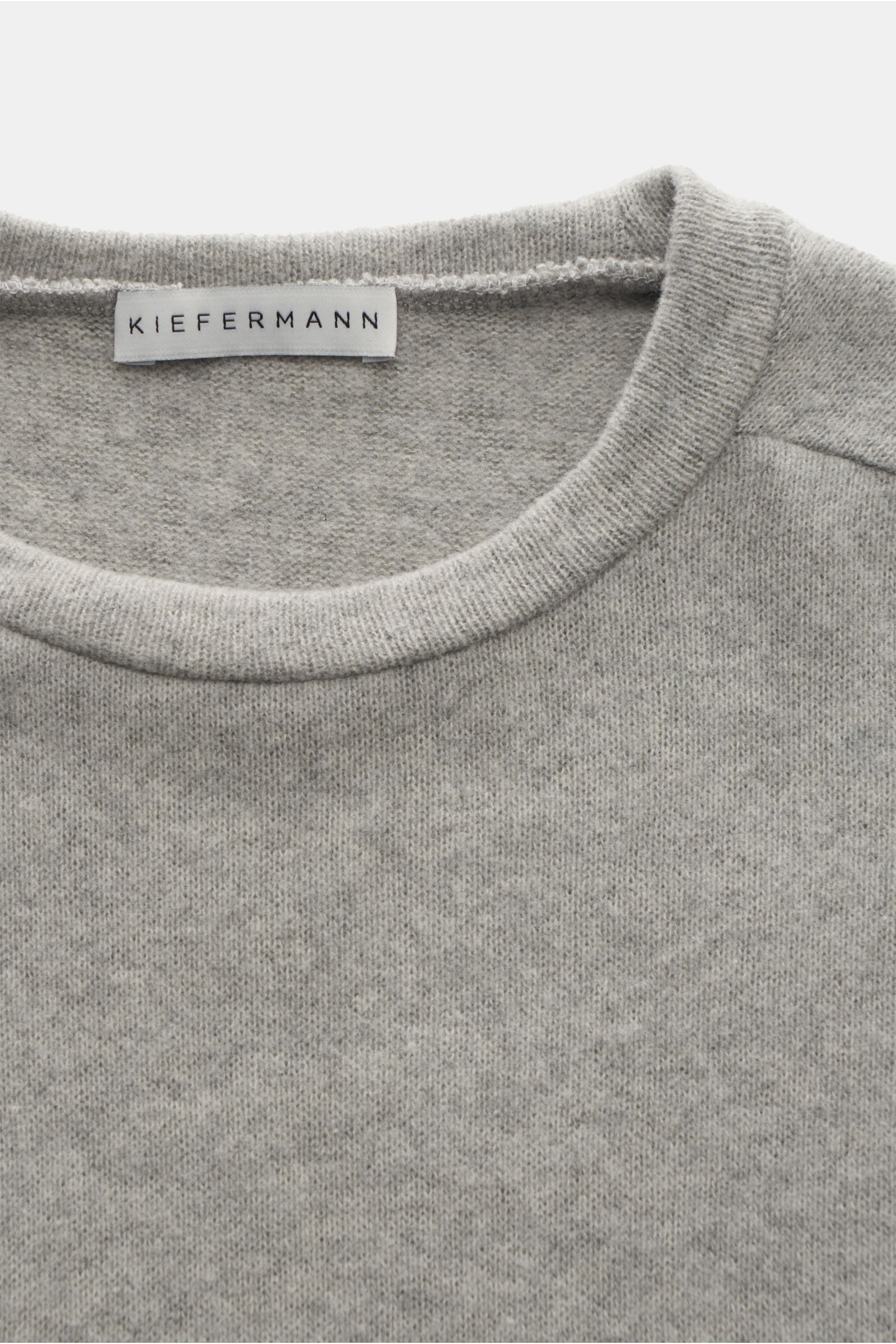 Kiefermann Rundhals-Sweatshirt 'Eugeno' hellgrau meliert shown in close-up from above, highlighting round neckline, soft cotton-microfiber blend with open hem edges, and fine knit texture. KIEFERMANN trifft den Nerv moderner Minimalisten: Das Rundhals-