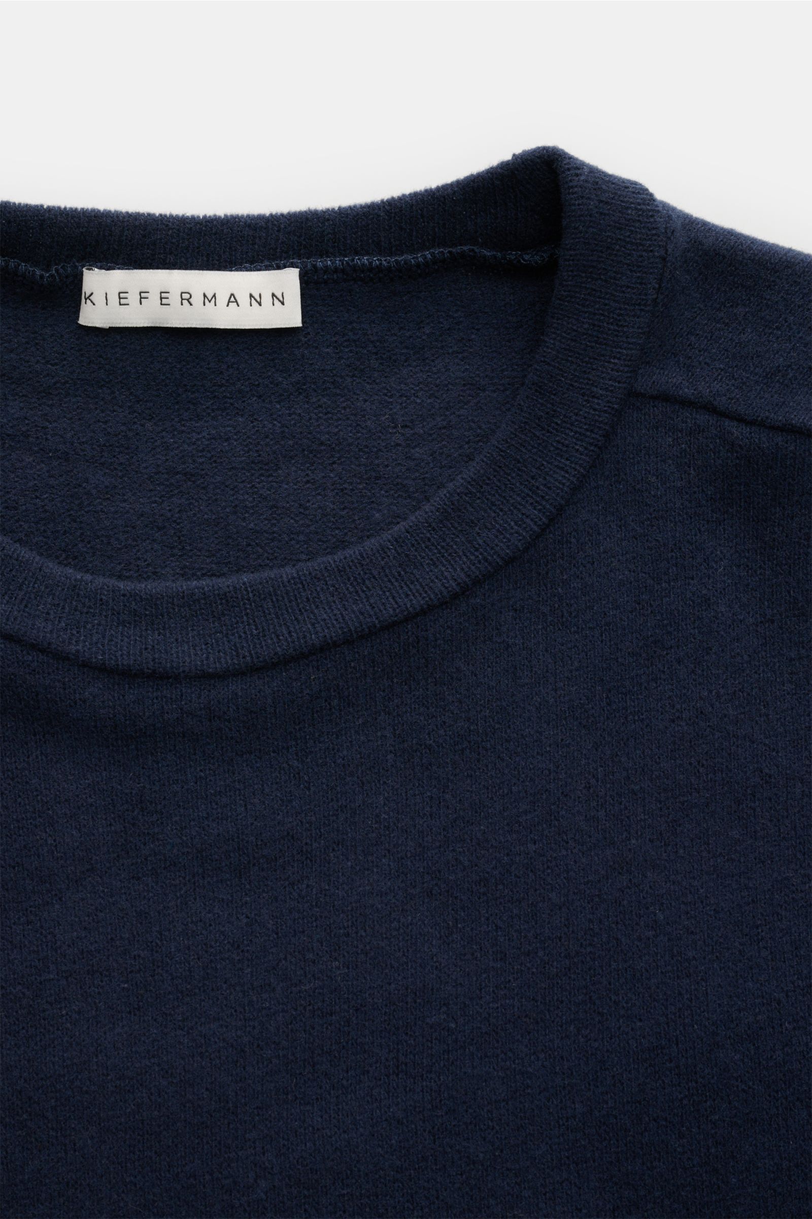 Nahaufnahme des Kiefermann Rundhals-Sweatshirt 'Eugeno' navy von oben, zeigt weiche Struktur, Rundhalsausschnitt, offene Saumkanten.