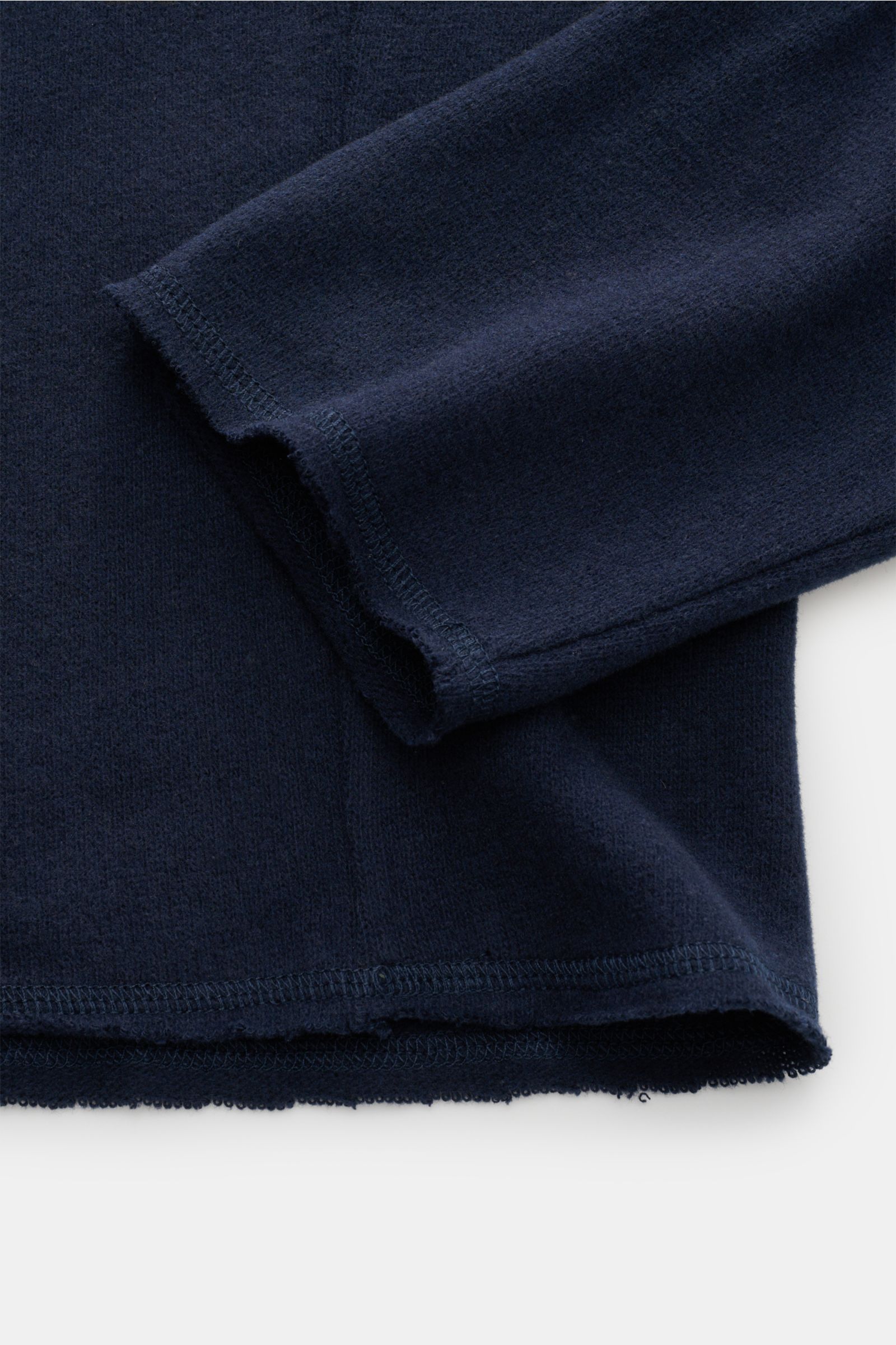 Nahaufnahme des Kiefermann Rundhals-Sweatshirts 'Eugeno' navy von unten und Ärmel, offene Saumkanten, weiche Baumwoll-Microfaser-Mischung, leichte, sportive Regular Fit Qualität.