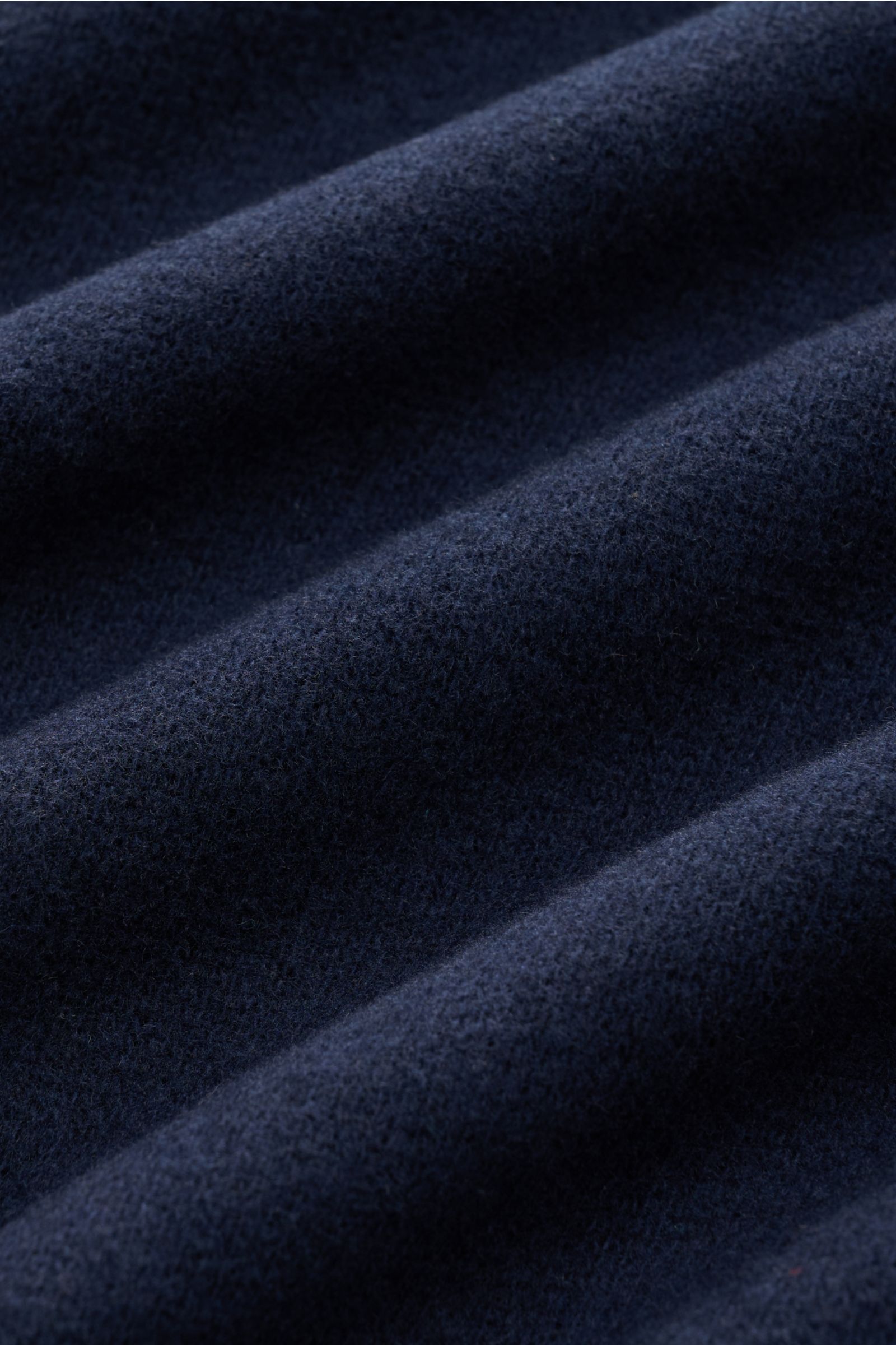 Nahaufnahme des weichen, navyfarbenen Materials des Kiefermann Rundhals-Sweatshirt 'Eugeno' mit offener Saumkante und feiner Struktur.