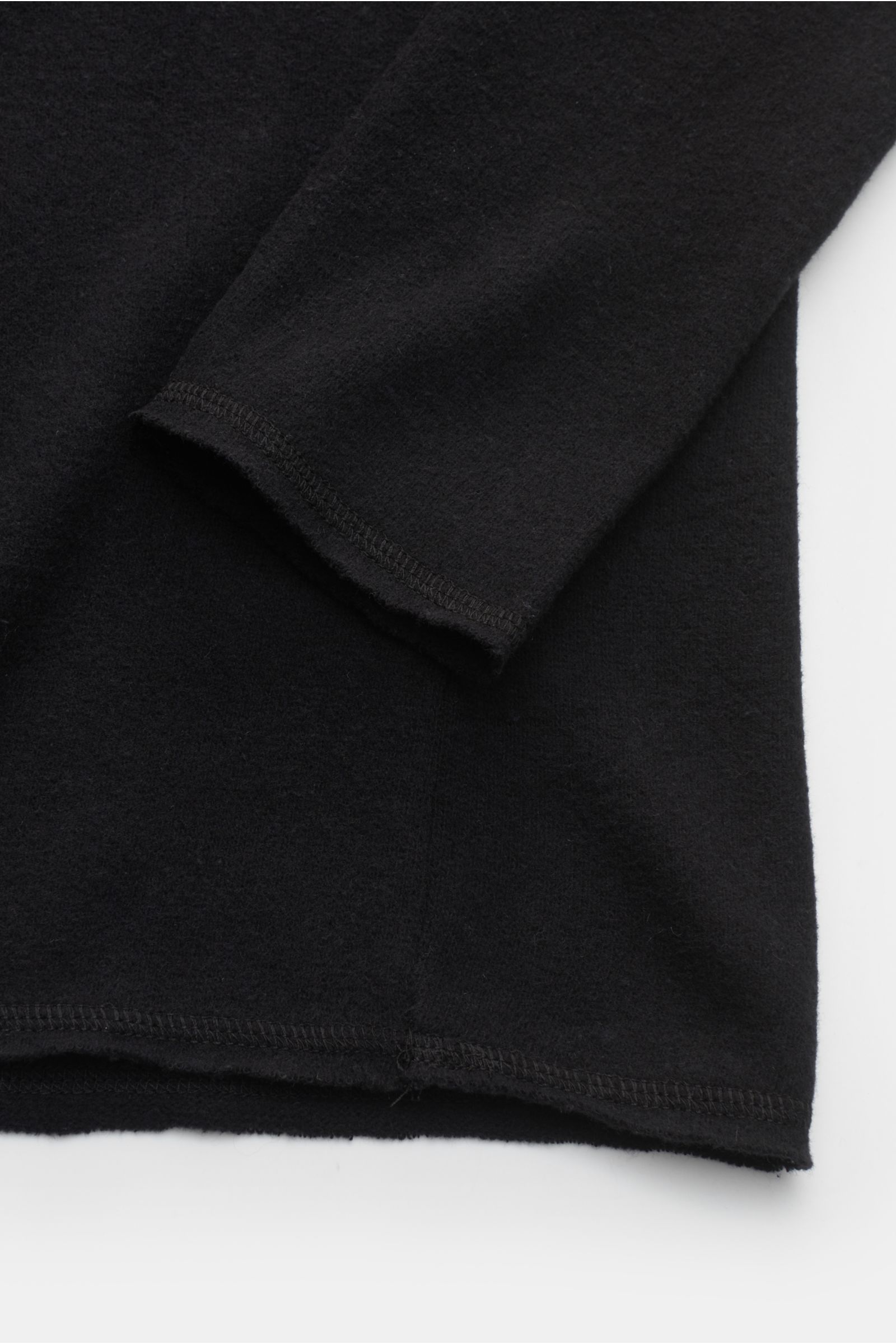 Kiefermann Rundhals-Sweatshirt 'Neal' schwarz, Detailansicht von Ärmel und Saum mit offener Kante, Slim Fit, weicher Baumwoll-Microfaser-Mix.