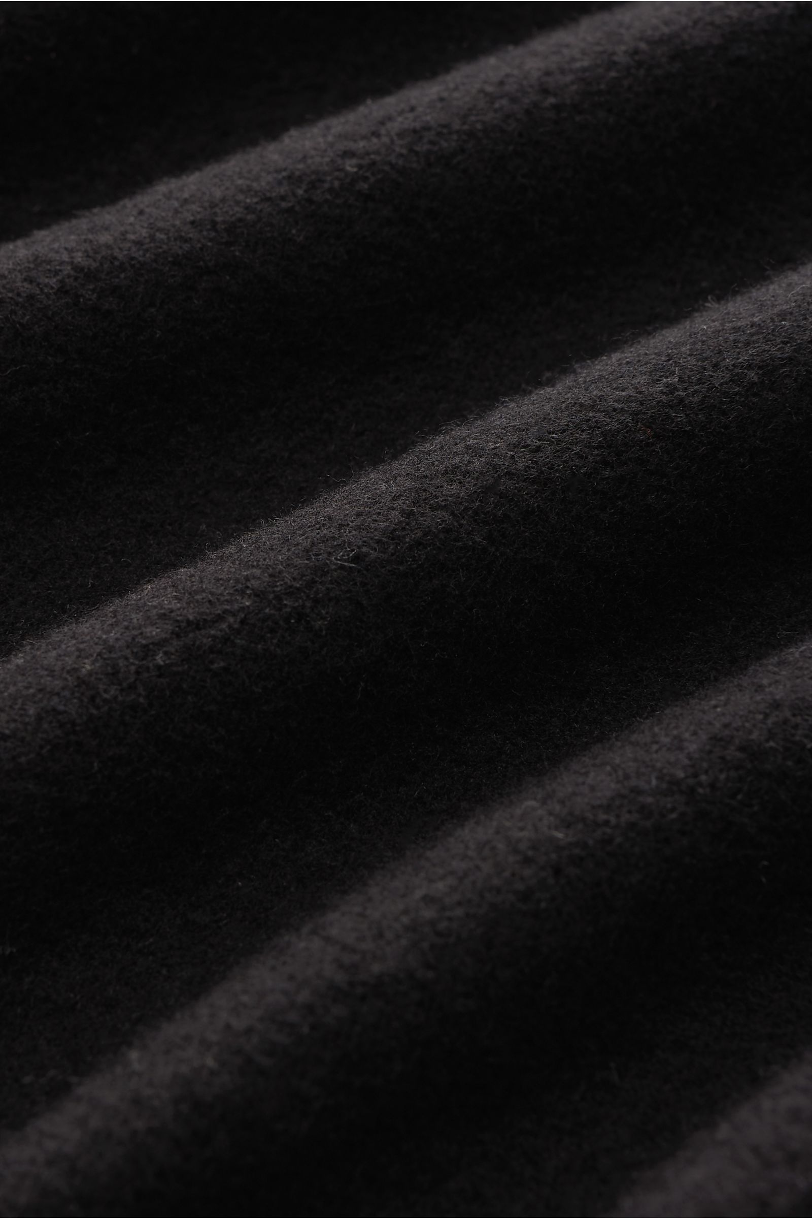 Nahaufnahme des schwarzen Kiefermann Rundhals-Sweatshirt 'Neal' Materials, zeigt weiche, leichte Baumwolle und Microfaserstruktur in Slim Fit.