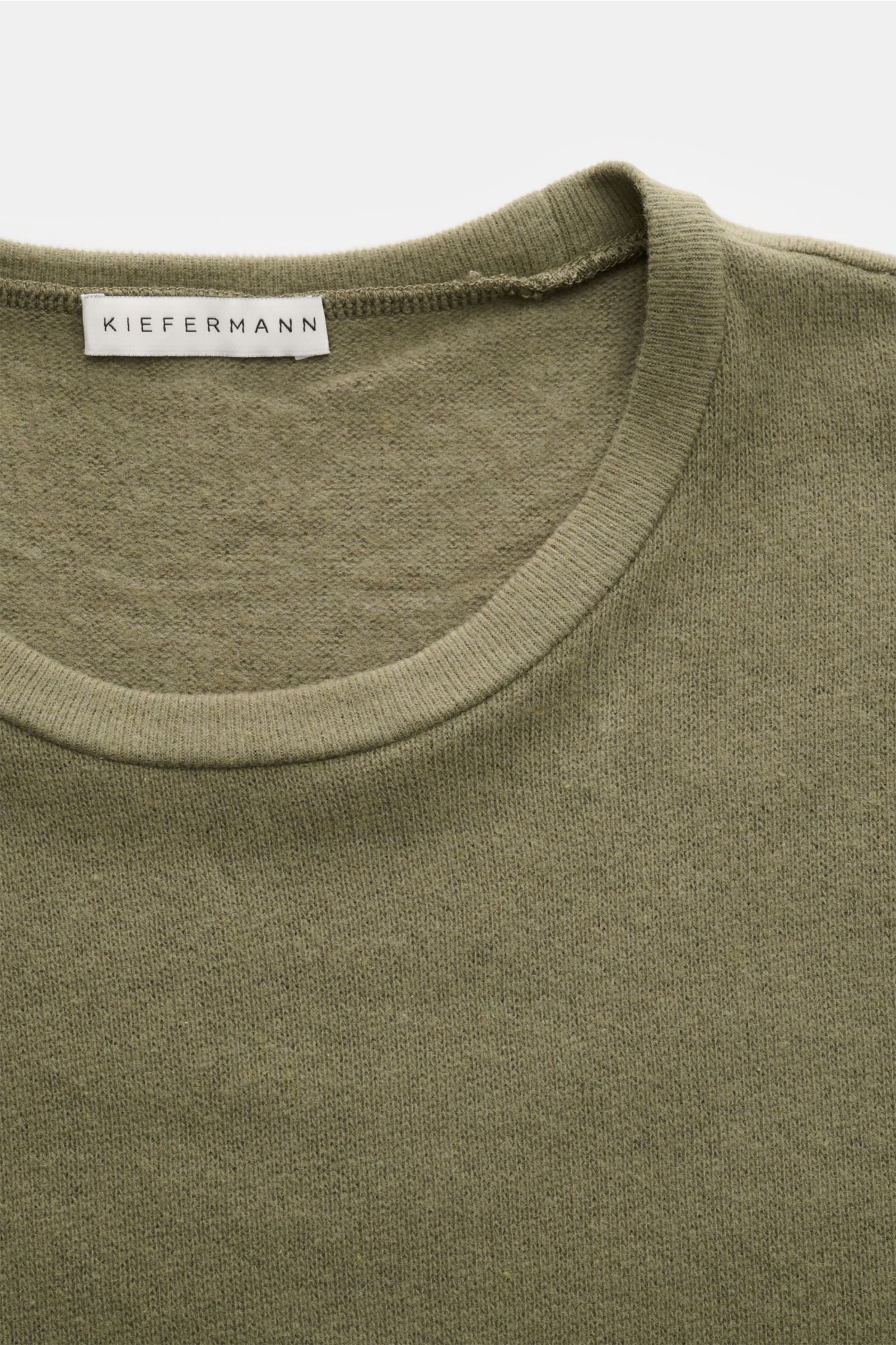Kiefermann Rundhals-Sweatshirt 'Neal' dark olive, Nahaufnahme von oben, Baumwolle-Microfaser, Slim Fit, offene Saumkanten, weiche Innenseite.
