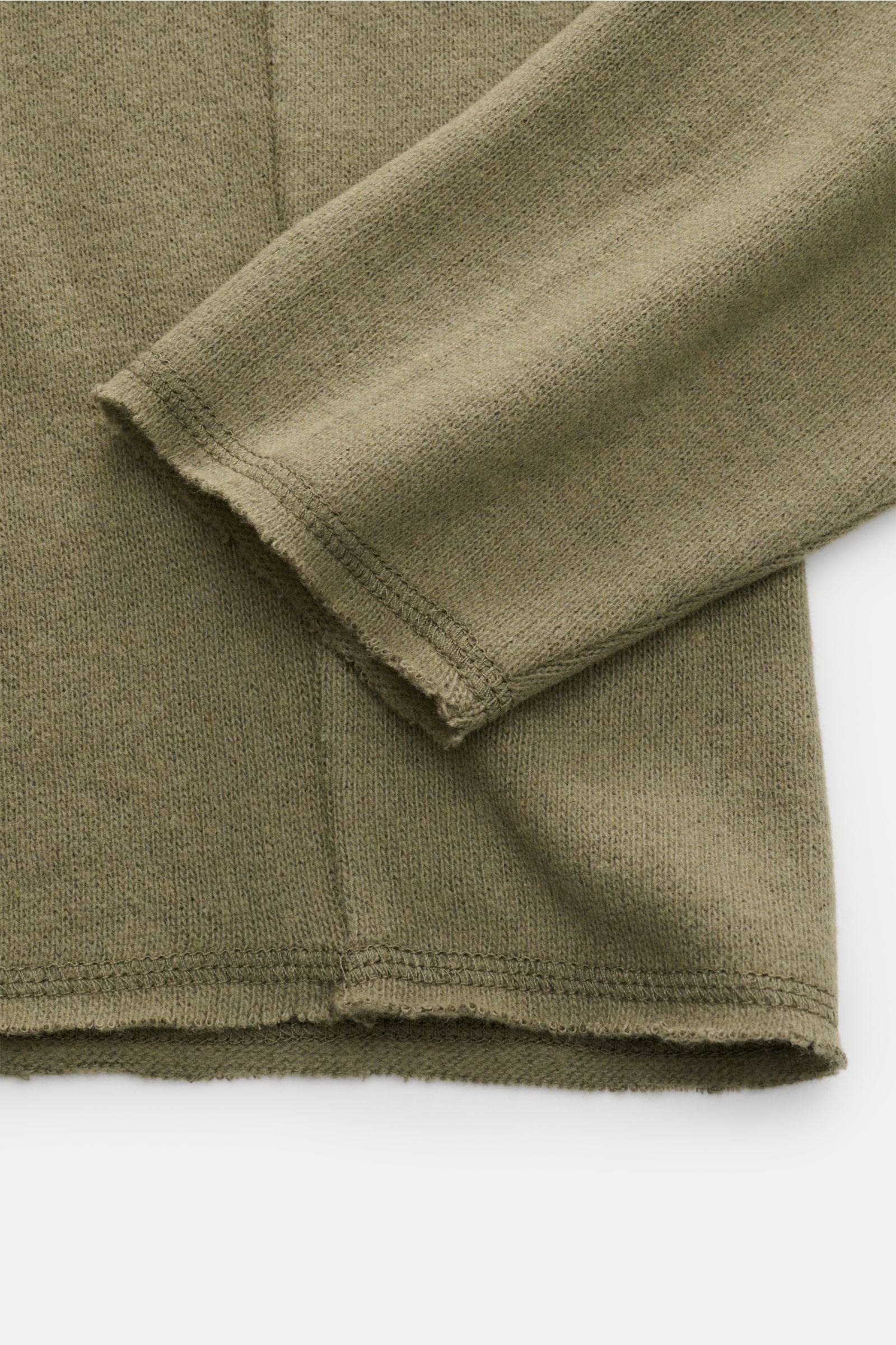 Nahaufnahme von offen gesäumtem Ärmel und Saum des Kiefermann Rundhals-Sweatshirts 'Neal' dark olive, Baumwolle-Microfaser-Mix, Slim Fit.