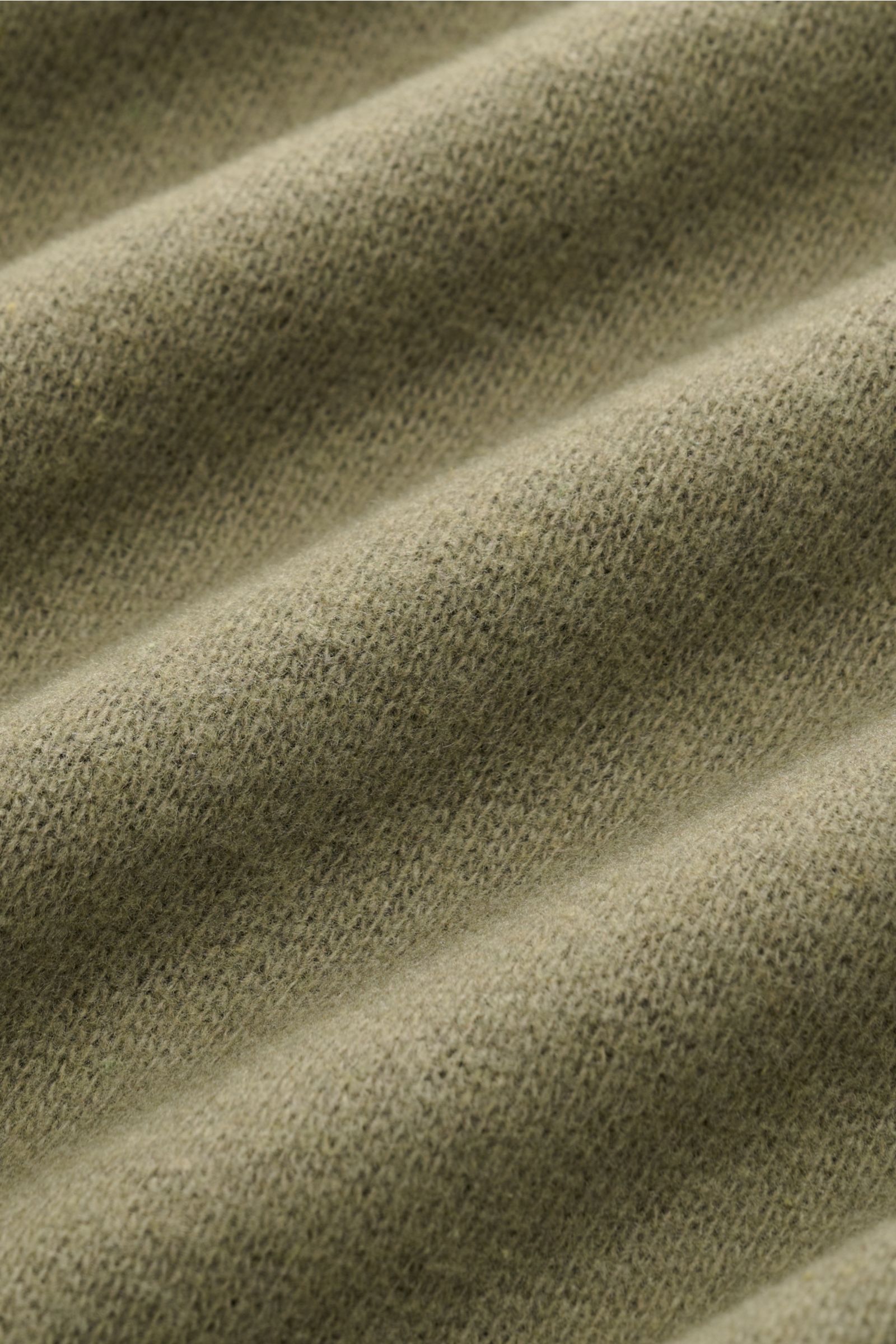 Nahaufnahme der feinen Struktur und weichen Innenseite des Kiefermann Rundhals-Sweatshirt 'Neal' dark olive aus Baumwolle und Microfaser.