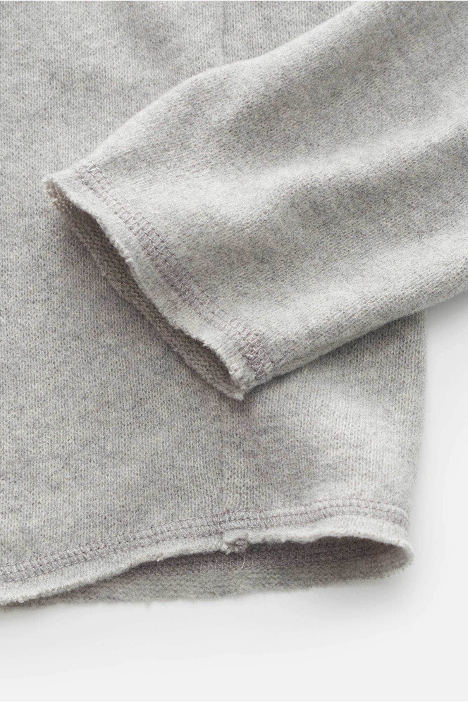 Kiefermann Rundhals-Sweatshirt 'Neal' hellgrau meliert aus Baumwolle und Microfaser, Detailaufnahme von Ärmel und Saum mit offener Kante.