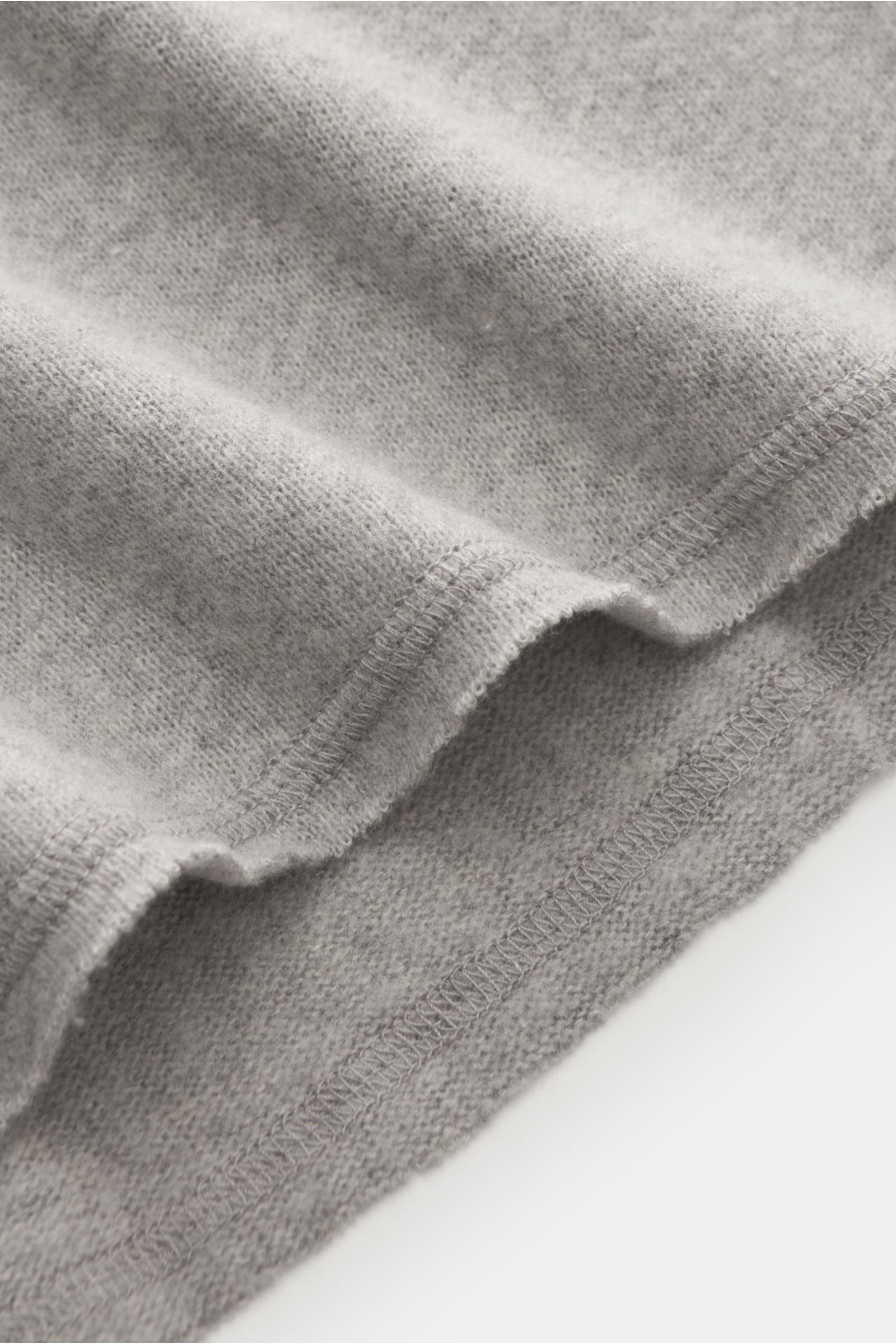 Nahaufnahme des Kiefermann Rundhals-Sweatshirt 'Neal' hellgrau meliert, zeigt offene Saumkanten und weiche Faserstruktur aus Baumwolle und Microfaser.