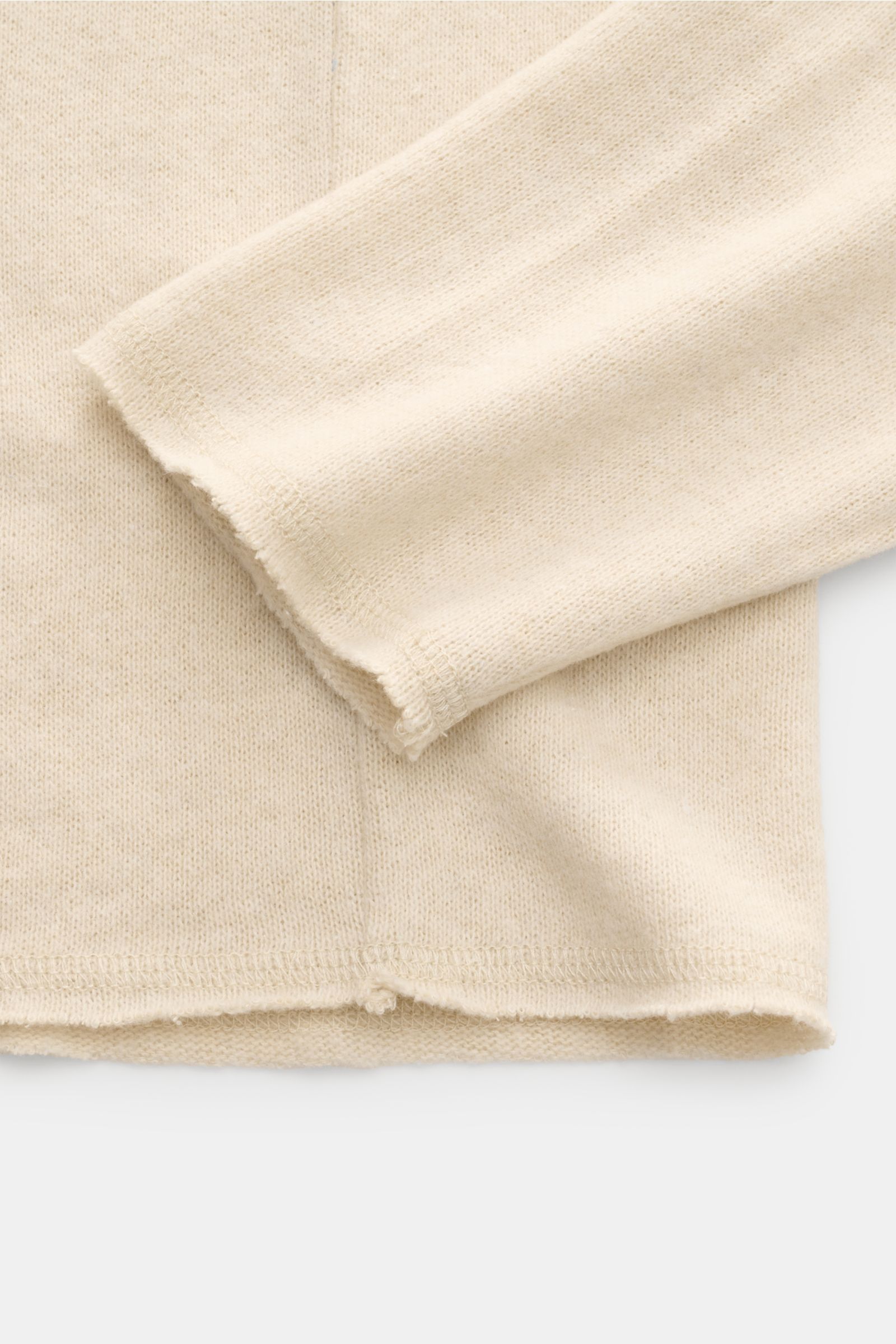 Nahaufnahme des Kiefermann Rundhals-Sweatshirt 'Neal' sand, zeigt offene Saumkanten, weiche Innenseite, Slim Fit, leichte Baumwoll-Microfaser-Mischung.