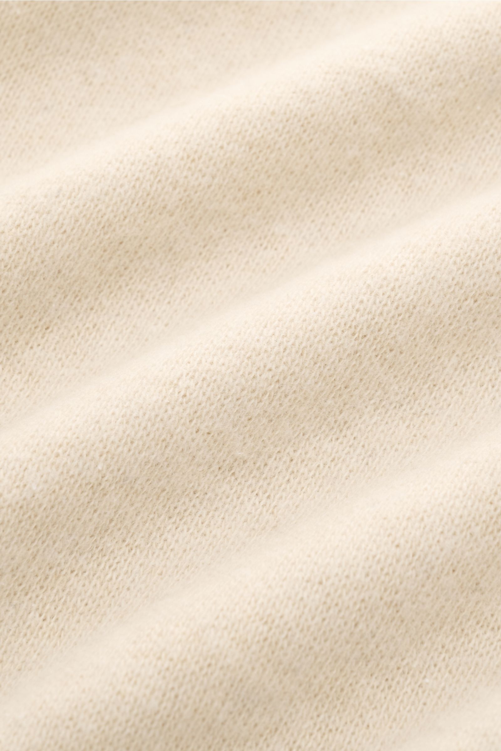 Kiefermann Rundhals-Sweatshirt 'Neal' sand, Detailaufnahme der weichen, leichten Baumwoll-Microfaser-Struktur mit offener Saumkante, Slim Fit.