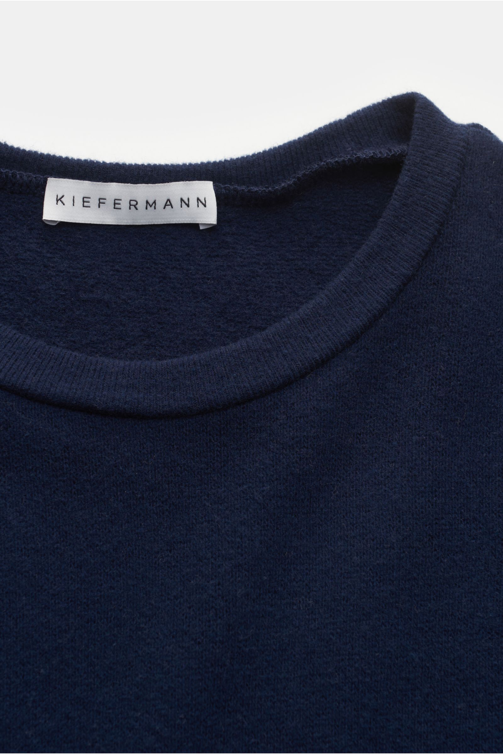 Kiefermann Rundhals-Sweatshirt 'Neal' navy shown from a top-down close-up of the round neckline and fabric texture, featuring soft cotton and microfiber blend with open hems, slim fit, and clean design. KIEFERMANN trifft den Nerv moderner Minimalisten: