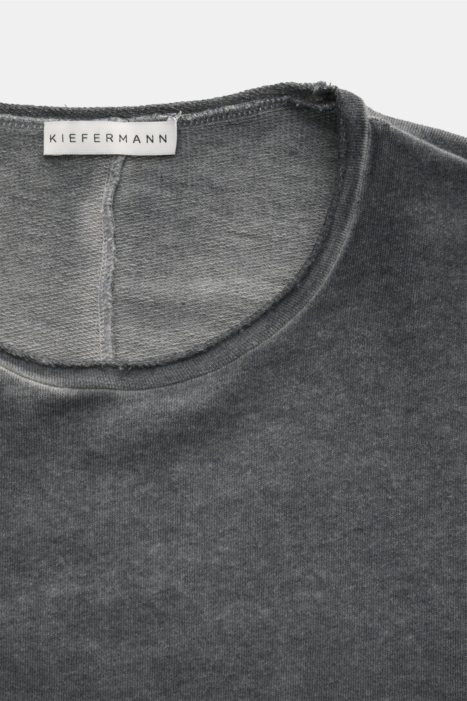 Kiefermann Rundhals-Sweatshirt 'Achko' dunkelgrau meliert, Nahaufnahme von Rundhalsausschnitt, offene Kanten, Slim Fit, garment dyed Baumwolle.