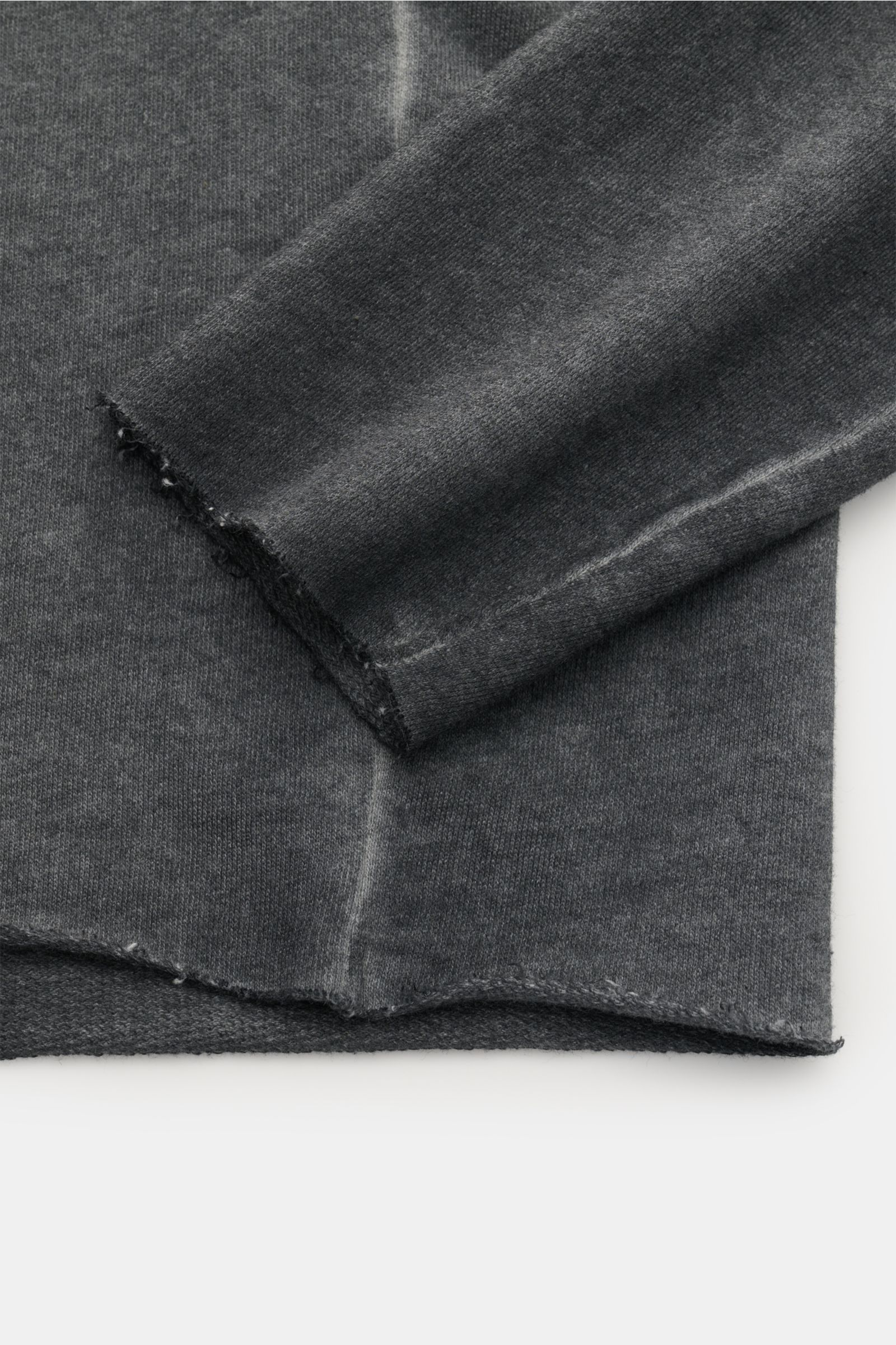 Nahaufnahme des Kiefermann Rundhals-Sweatshirt 'Achko' dunkelgrau meliert, Slim Fit mit offener Saum- und Ärmelkante, garment dyed.