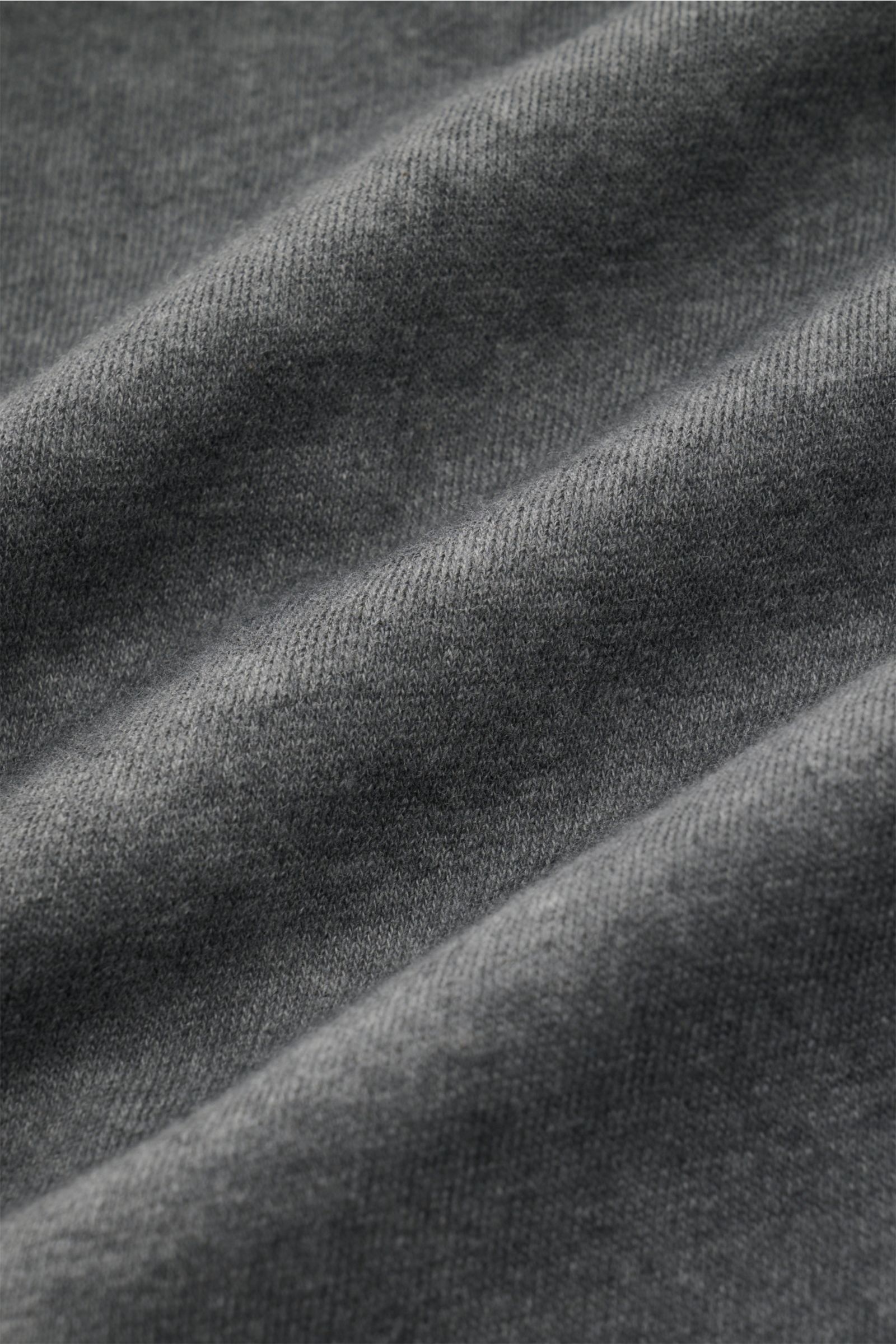 Kiefermann Rundhals-Sweatshirt 'Achko' dunkelgrau meliert, Detailaufnahme der weichen, leicht elastischen Baumwoll-Sweat-Qualität in Nahaufnahme.