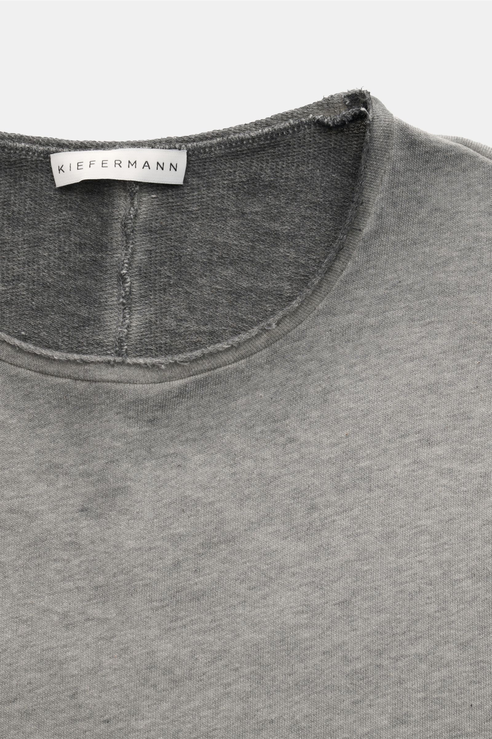 Nahaufnahme des Kiefermann Rundhals-Sweatshirt 'Achko' hellgrau meliert von oben, weiche Baumwolle, offene Kanten, Slim Fit, leichte Sweat-Qualität.