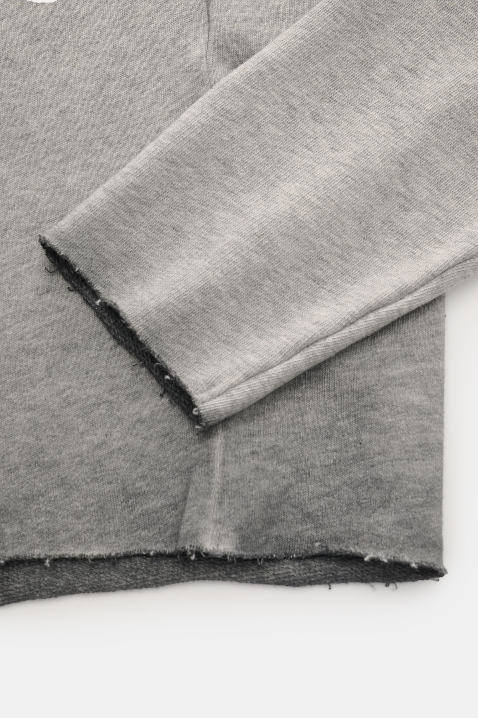 Kiefermann Rundhals-Sweatshirt 'Achko' hellgrau meliert, Detailaufnahme von Ärmel und Saum mit offener Kante, weiche Baumwolle, Slim Fit.