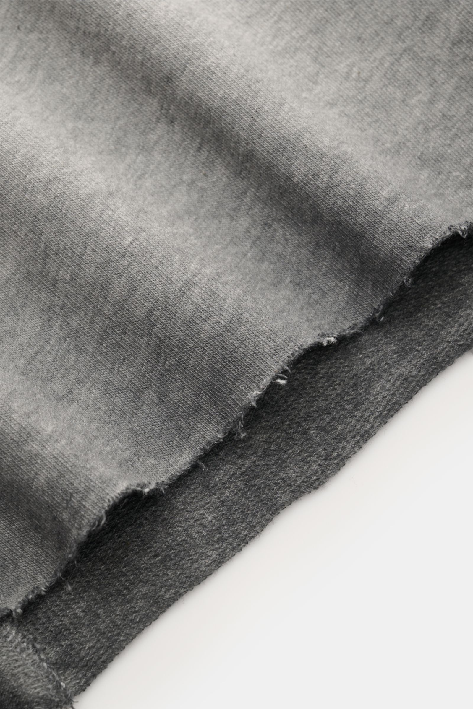 Nahaufnahme des hellgrau melierten Kiefermann Rundhals-Sweatshirts 'Achko' mit offenem Saum, weicher Baumwolle und leichter Sweat-Qualität.