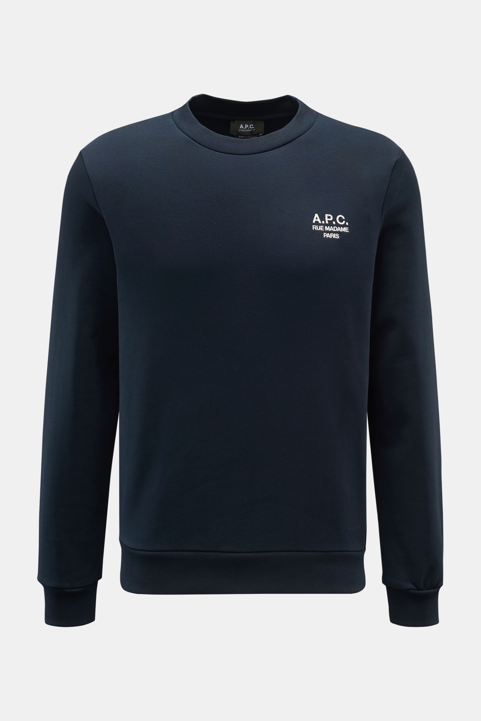 A front view of the A.P.C. Rundhals-Sweatshirt 'Standard Rue Madame' navy, a slim fit sweatshirt made of slightly stretchy cotton with soft inner side, ribbed cuffs, round neckline, and a contrasting logo stitch on the chest. Streetwear mit französischem 