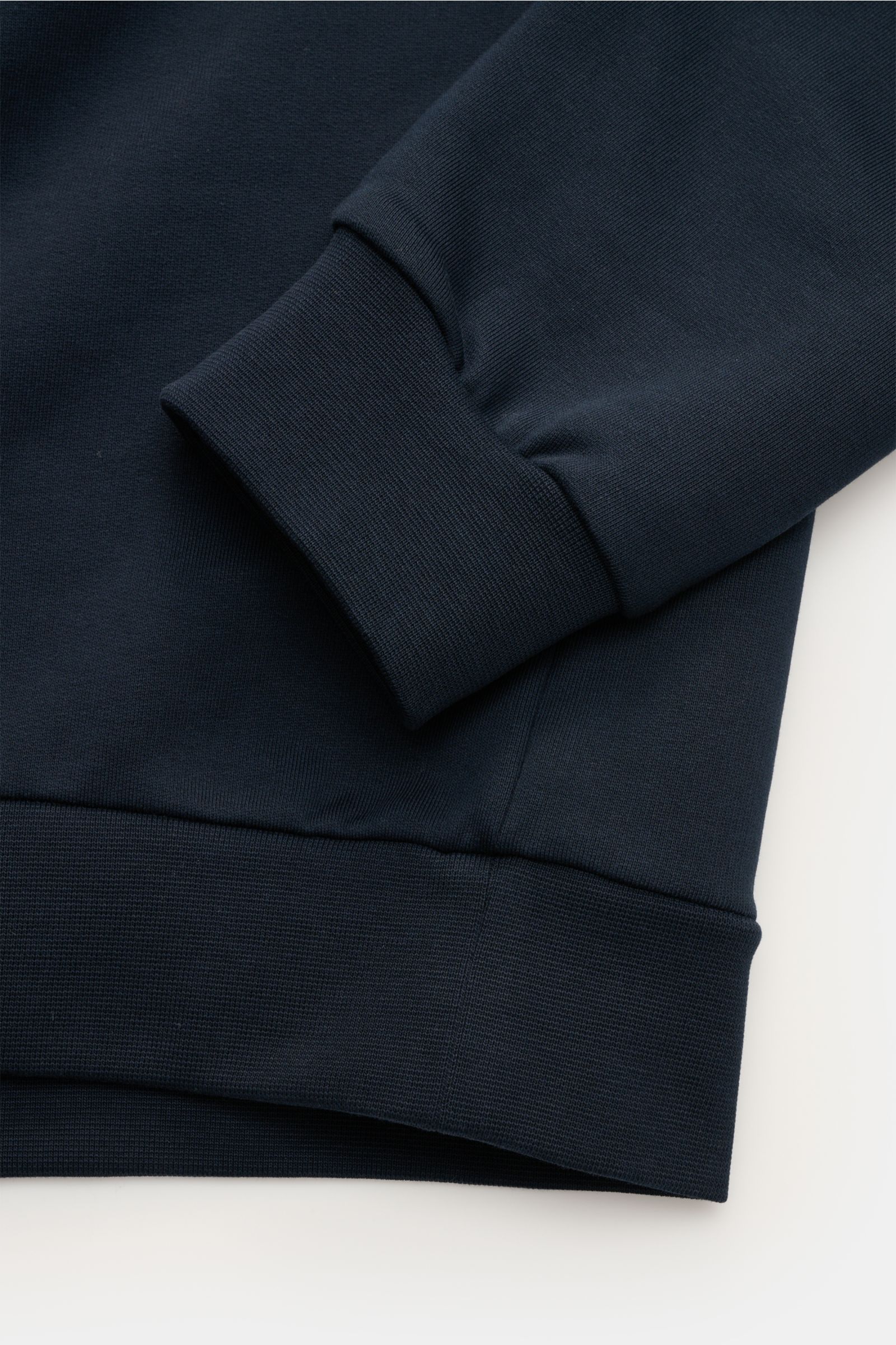 Close-up front view of A.P.C. Rundhals-Sweatshirt 'Standard Rue Madame' navy showing ribbed cuff and hem in soft, slightly stretchy cotton fabric.

Streetwear mit französischem Flair: Das minimalistische Sweatshirt 'Standard Rue Madame' von A.P.C. aus 