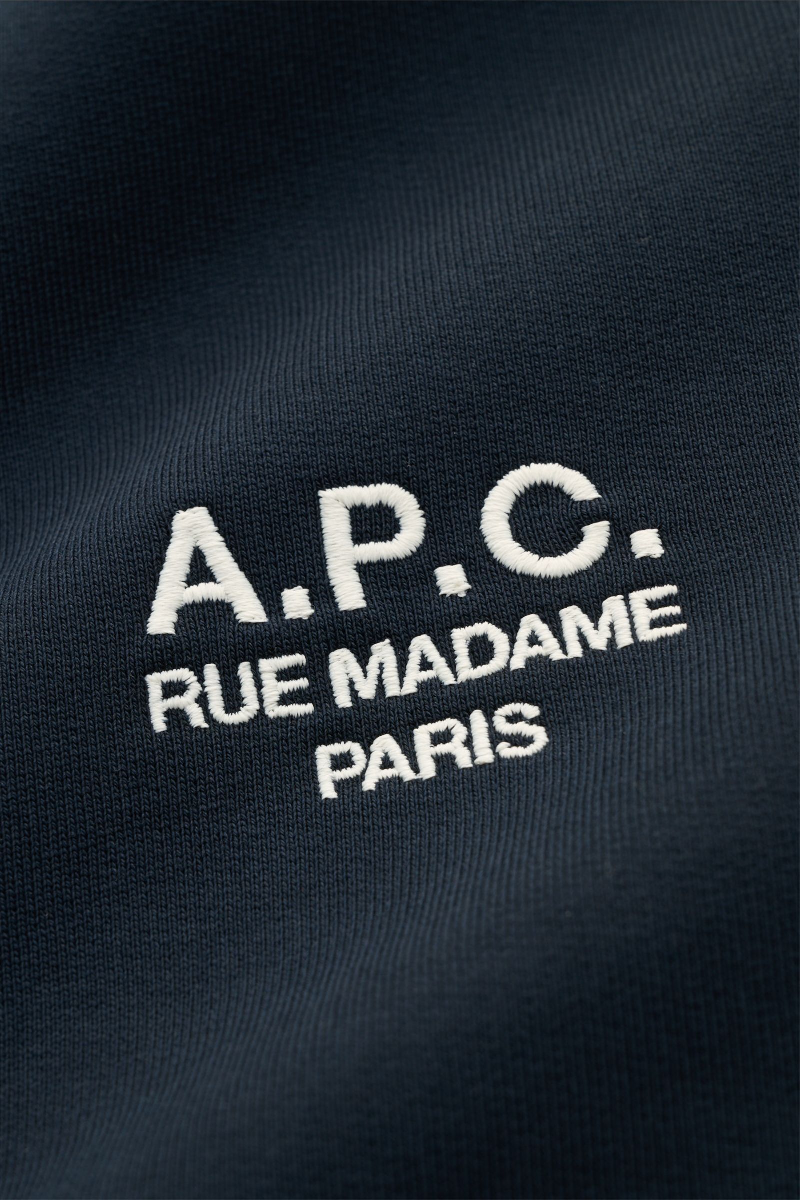 Close-up front view of A.P.C. Rundhals-Sweatshirt 'Standard Rue Madame' navy showing white logo stitching on soft, slightly stretchy cotton fabric.

Streetwear mit französischem Flair: Das minimalistische Sweatshirt 'Standard Rue Madame' von A.P.C. aus