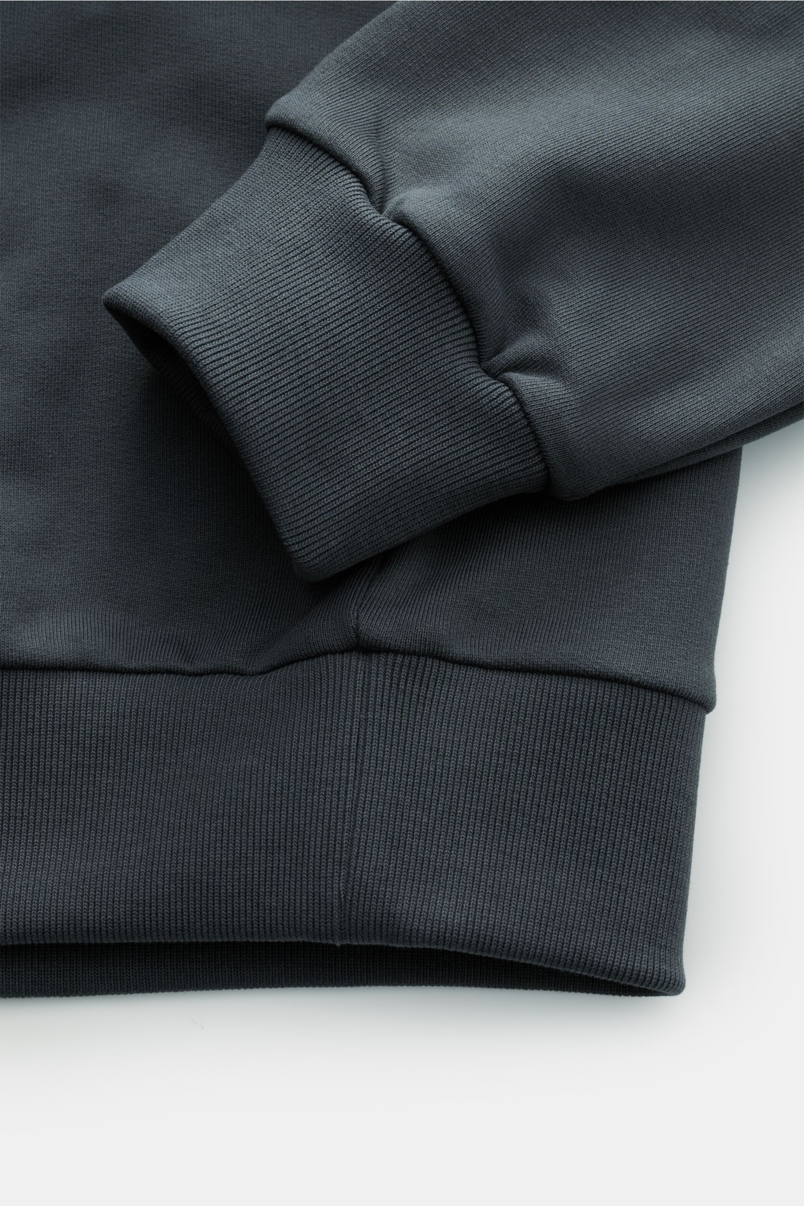 Close-up front view of A.P.C. Rundhals-Sweatshirt 'Standard Rue Madame' dunkelgrau showing ribbed cuffs and waistband.

Streetwear mit französischem Flair: Das minimalistische Sweatshirt 'Standard Rue Madame' von A.P.C. aus leicht elastischem Baumwoll-