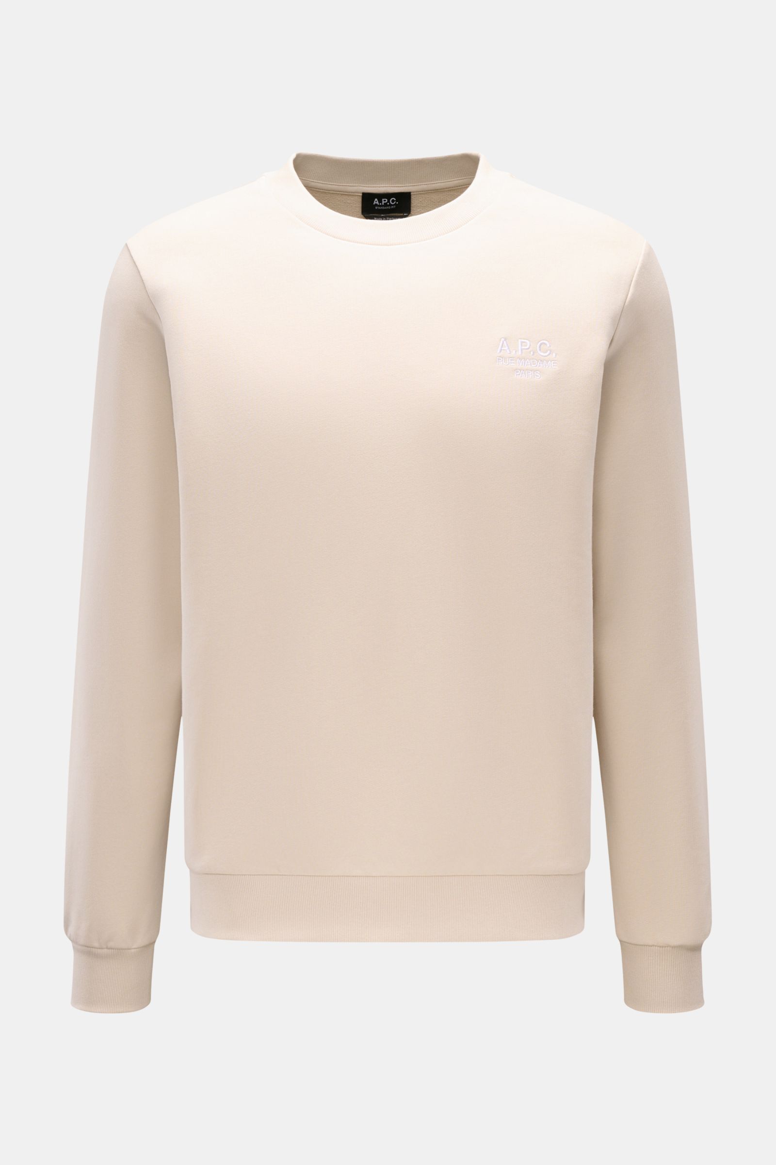 A.P.C. Rundhals-Sweatshirt 'Standard Rue Madame' sand, frontale Nahaufnahme, leichter Baumwoll-Sweat mit farblich abgesetztem Brust-Sticklogo.