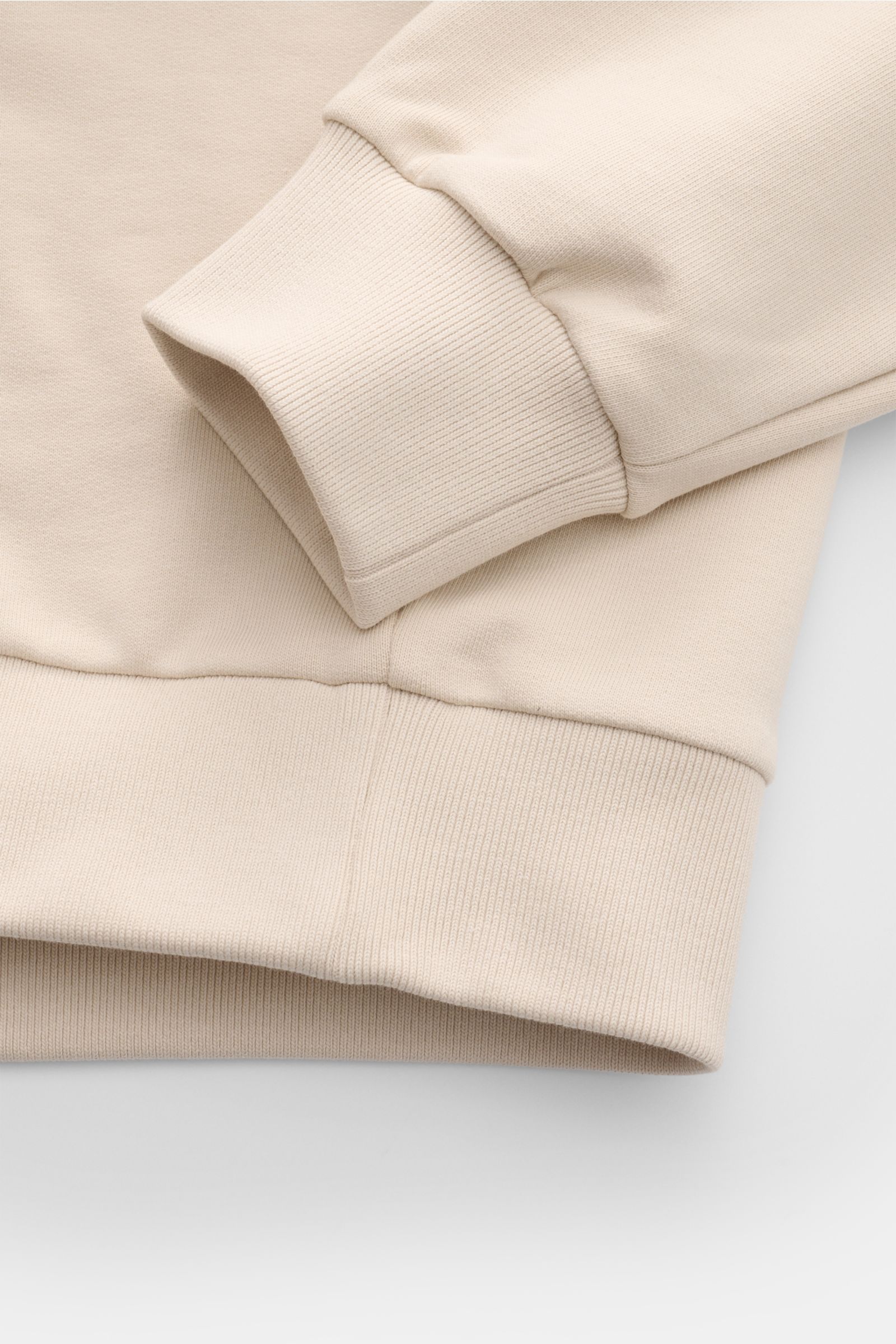 Nahaufnahme des A.P.C. Rundhals-Sweatshirts 'Standard Rue Madame' sand, leicht elastischer Baumwoll-Sweat mit weichem Griff, Rippbündchen und Rundhalsausschnitt.
