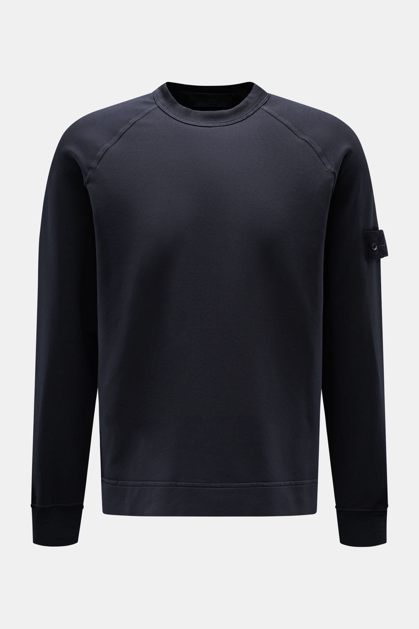 Stone Island Sweatshirt 'Ghost Piece' navy, frontal fotografiert, aus elastischer Baumwolle mit Raglanärmeln, Rundhals, tonalem Kompass-Badge und komfortablen Bündchen.