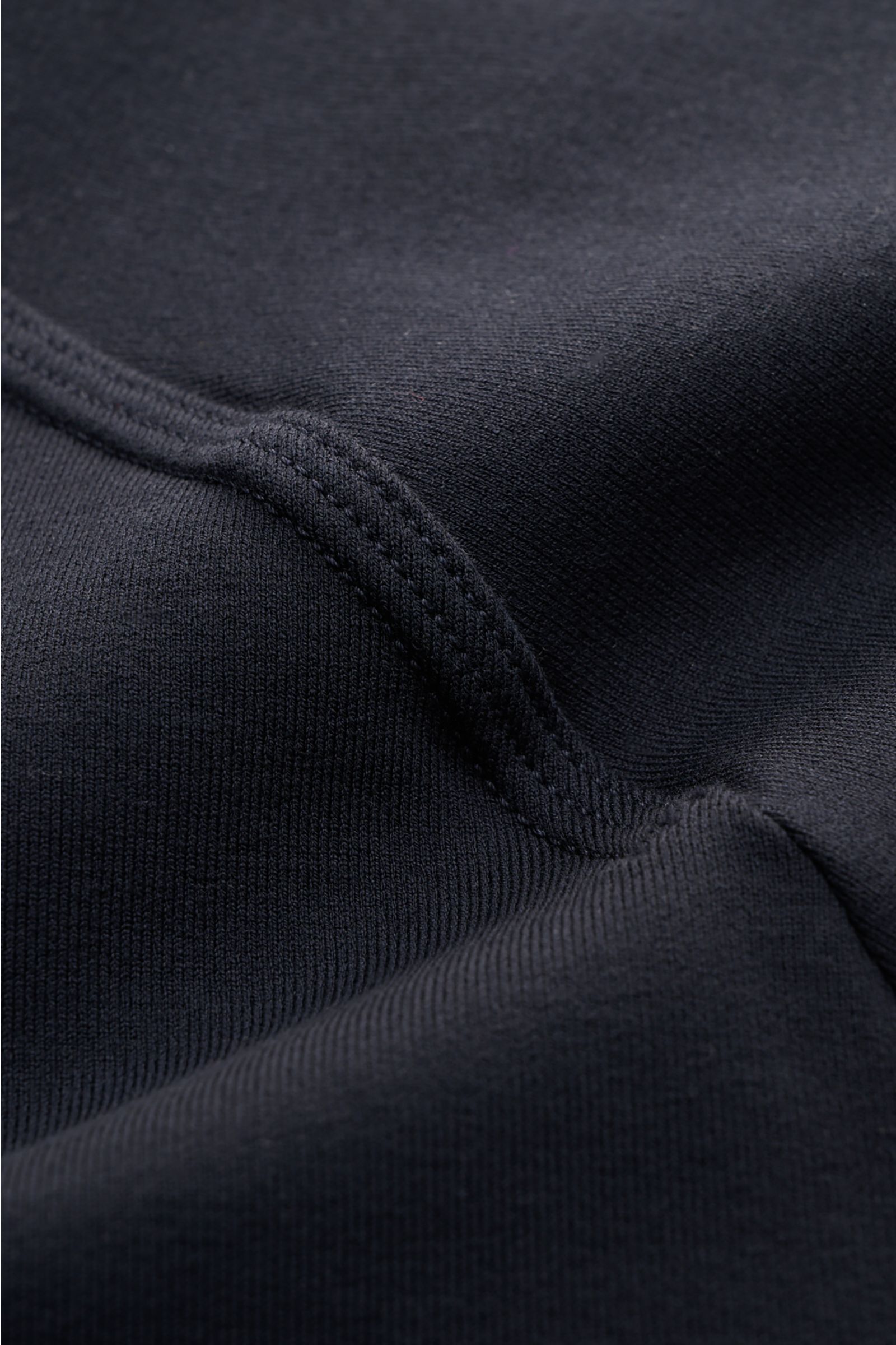 Nahaufnahme des navyfarbenen Stone Island Sweatshirt 'Ghost Piece' mit elastischer Baumwolle und sichtbarer Naht, weicher Griff, aus der Detailperspektive.