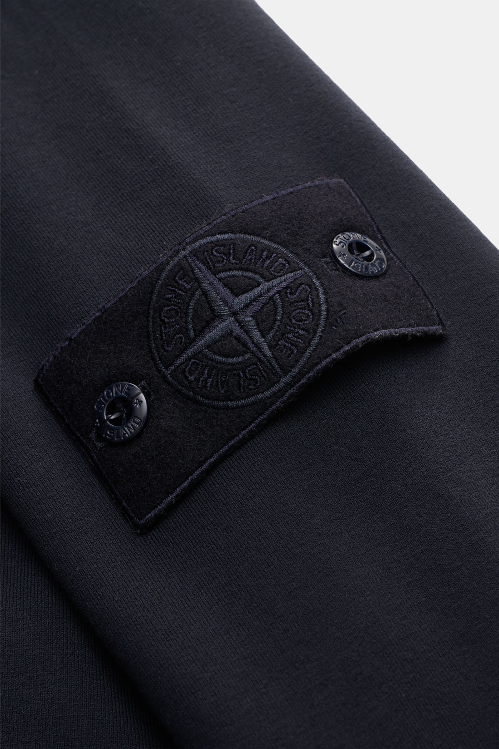 Nahaufnahme des tonalen Kompass-Badges am Ärmel des Stone Island Sweatshirt 'Ghost Piece' navy aus elastischer Baumwolle.