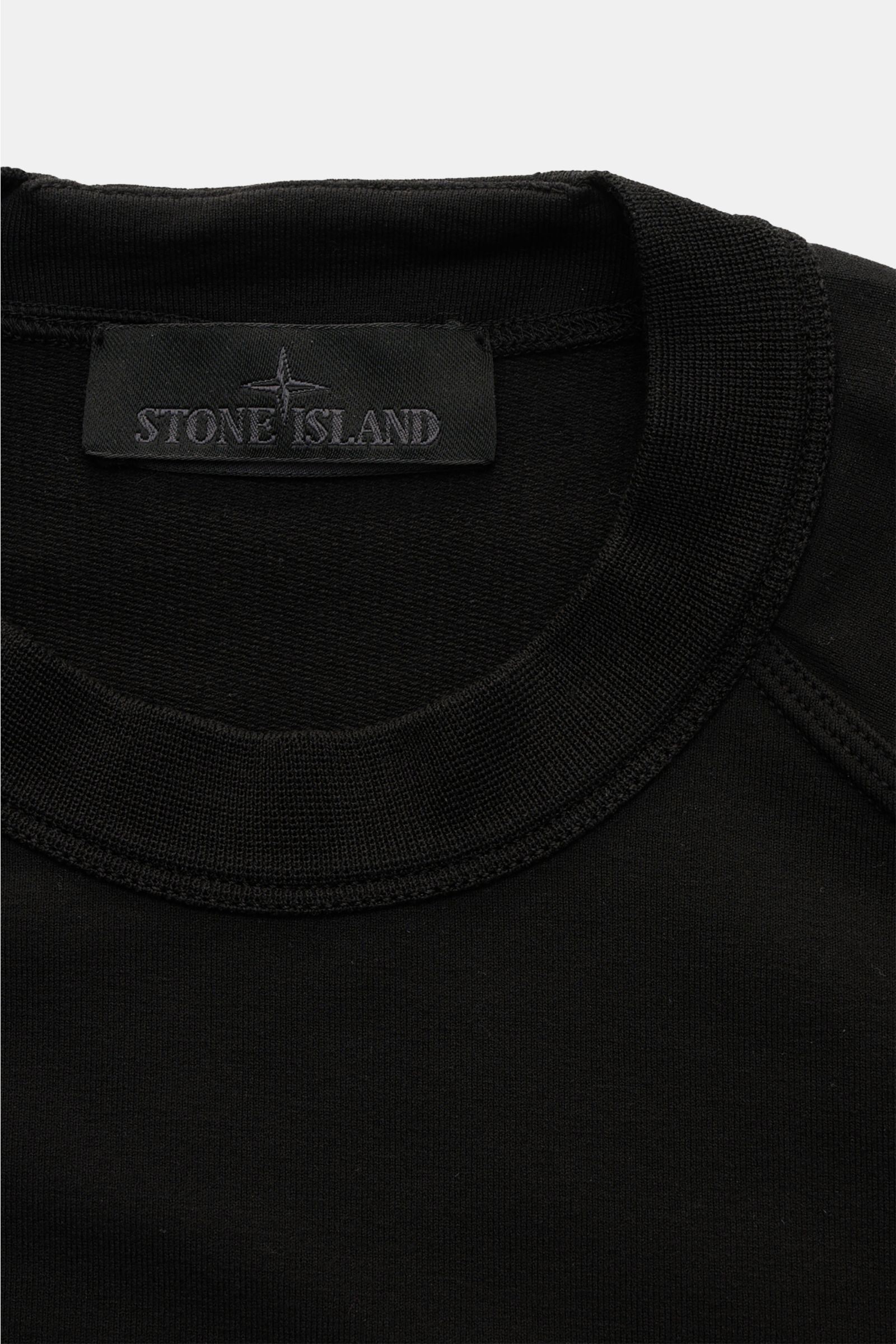 Stone Island Sweatshirt 'Ghost Piece' schwarz, Detailansicht von oben, Rundhalsausschnitt, elastische Baumwolle, tonales Kompass-Badge am Ärmel, Regular Fit.