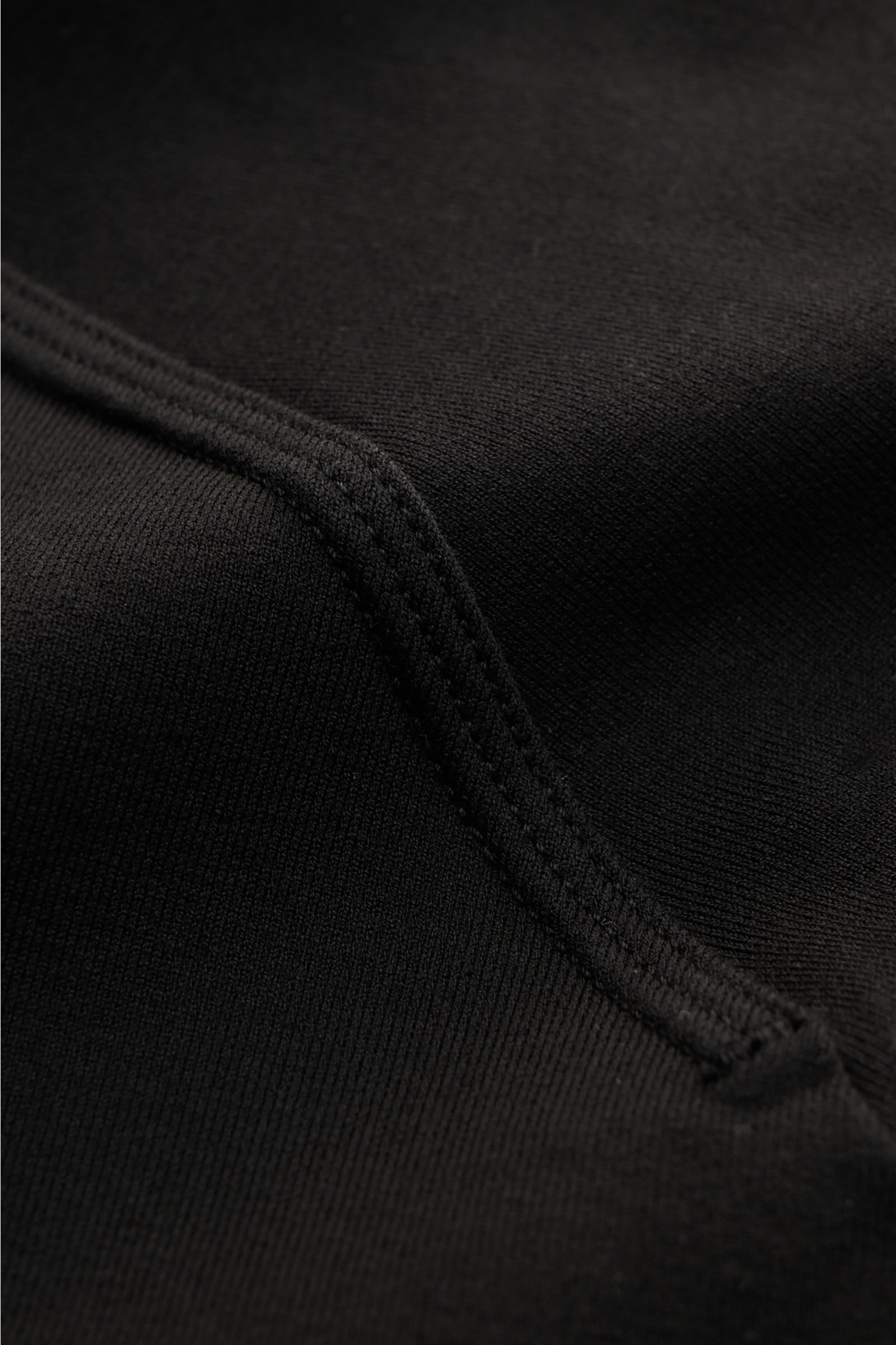 Stone Island Sweatshirt 'Ghost Piece' schwarz, Nahaufnahme der elastischen Baumwolle und Naht, tonales Kompass-Badge, weicher Griff, Regular Fit.