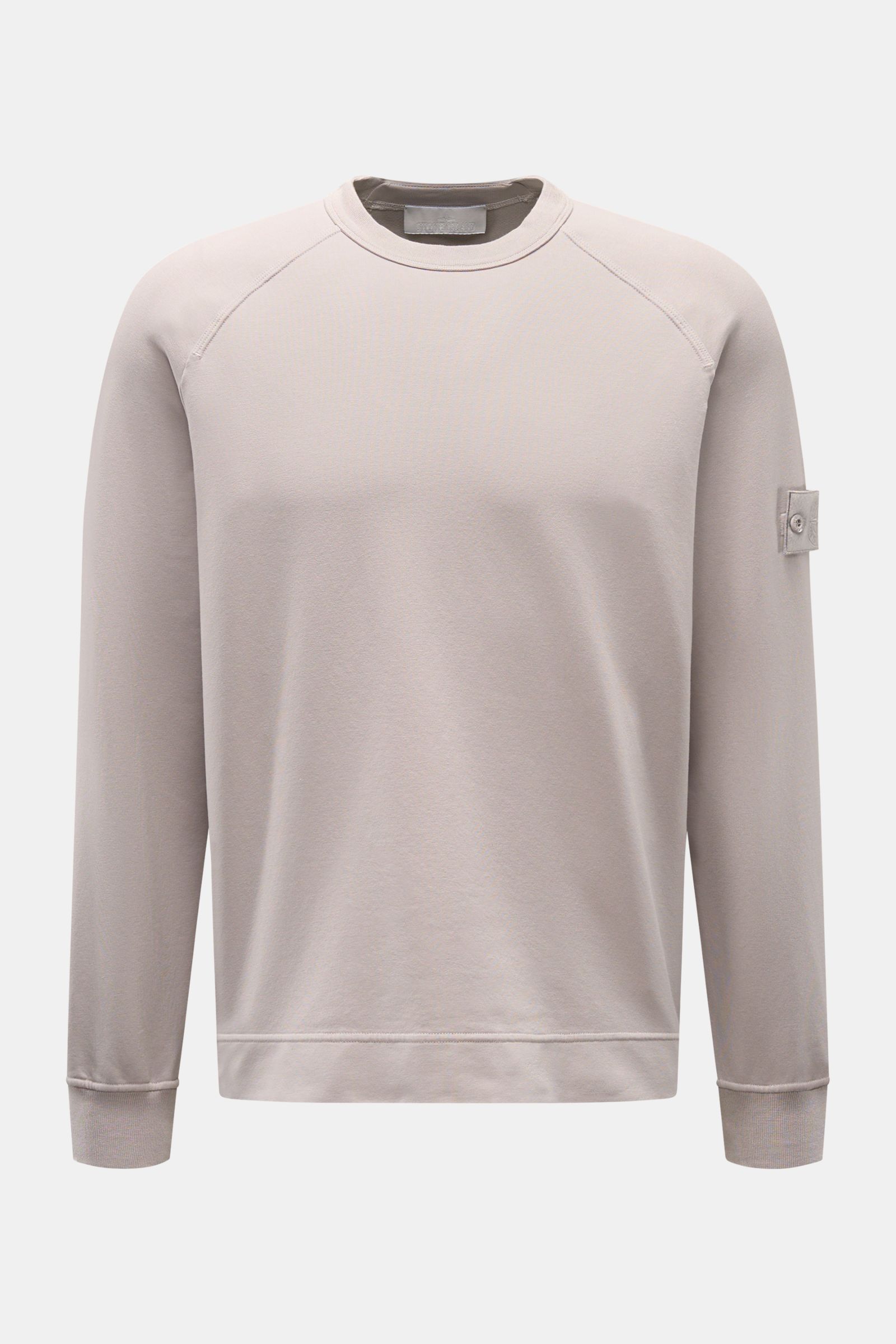 Stone Island Sweatshirt 'Ghost Piece' grau in a front view, made of soft, slightly elastic cotton with tonal compass badge on sleeve, round neck, raglan sleeves, and comfortable cuffs. STONE ISLAND bietet mit diesem Sweatshirt aus elastischer Baumwolle mi