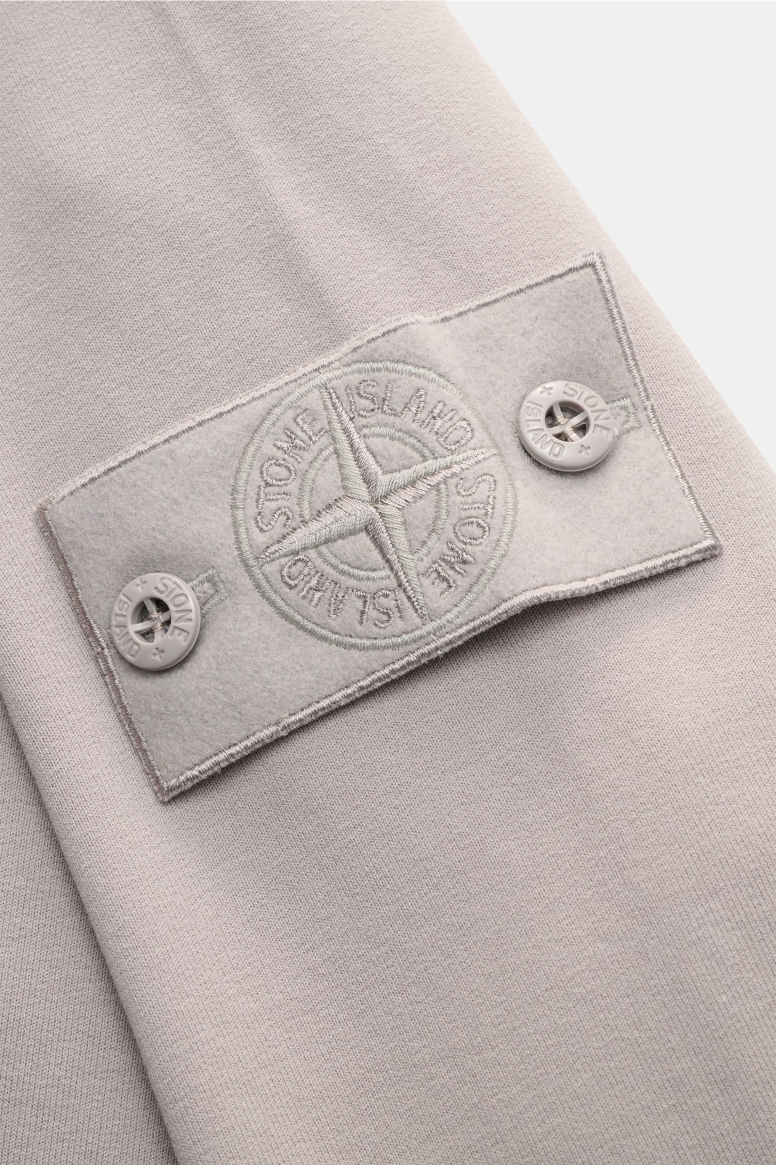 Close-up view of the tonal compass badge on the sleeve of the Stone Island Sweatshirt 'Ghost Piece' grau, showcasing cotton fabric and soft texture.

STONE ISLAND bietet mit diesem Sweatshirt aus elastischer Baumwolle mit tonalem Kompass-Badge am Ärmel