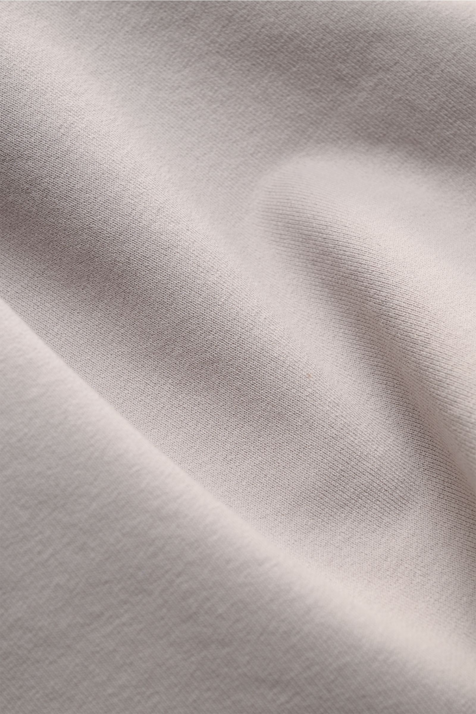 Close-up front view of Stone Island Sweatshirt 'Ghost Piece' grau showing soft, slightly elastic cotton fabric with tonal compass badge.

STONE ISLAND bietet mit diesem Sweatshirt aus elastischer Baumwolle mit tonalem Kompass-Badge am Ärmel einen komfo