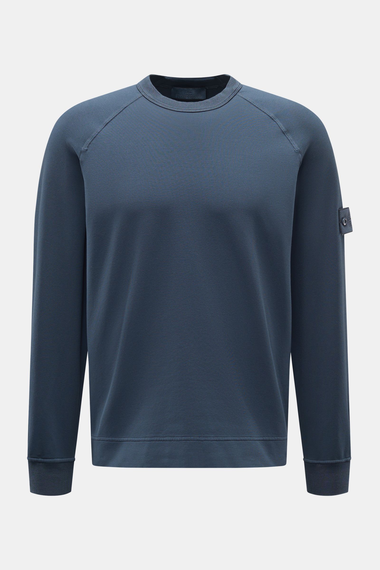 Stone Island Sweatshirt 'Ghost Piece' graublau shown from the front, made of soft, lightly elastic cotton with raglan sleeves, tonal compass badge on the sleeve, comfortable cuffs, regular fit, and round neckline. STONE ISLAND bietet mit diesem Sweatsh